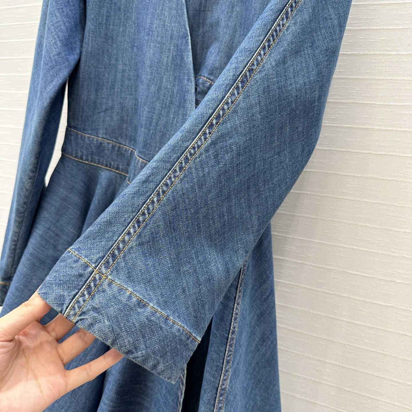 独家首发❤️原单品质，Alai*新品深V领收腰不对称牛仔衬衫裙，巧妙的螺旋侧扣设计不对称褶裥蓬蓬裙摆立体