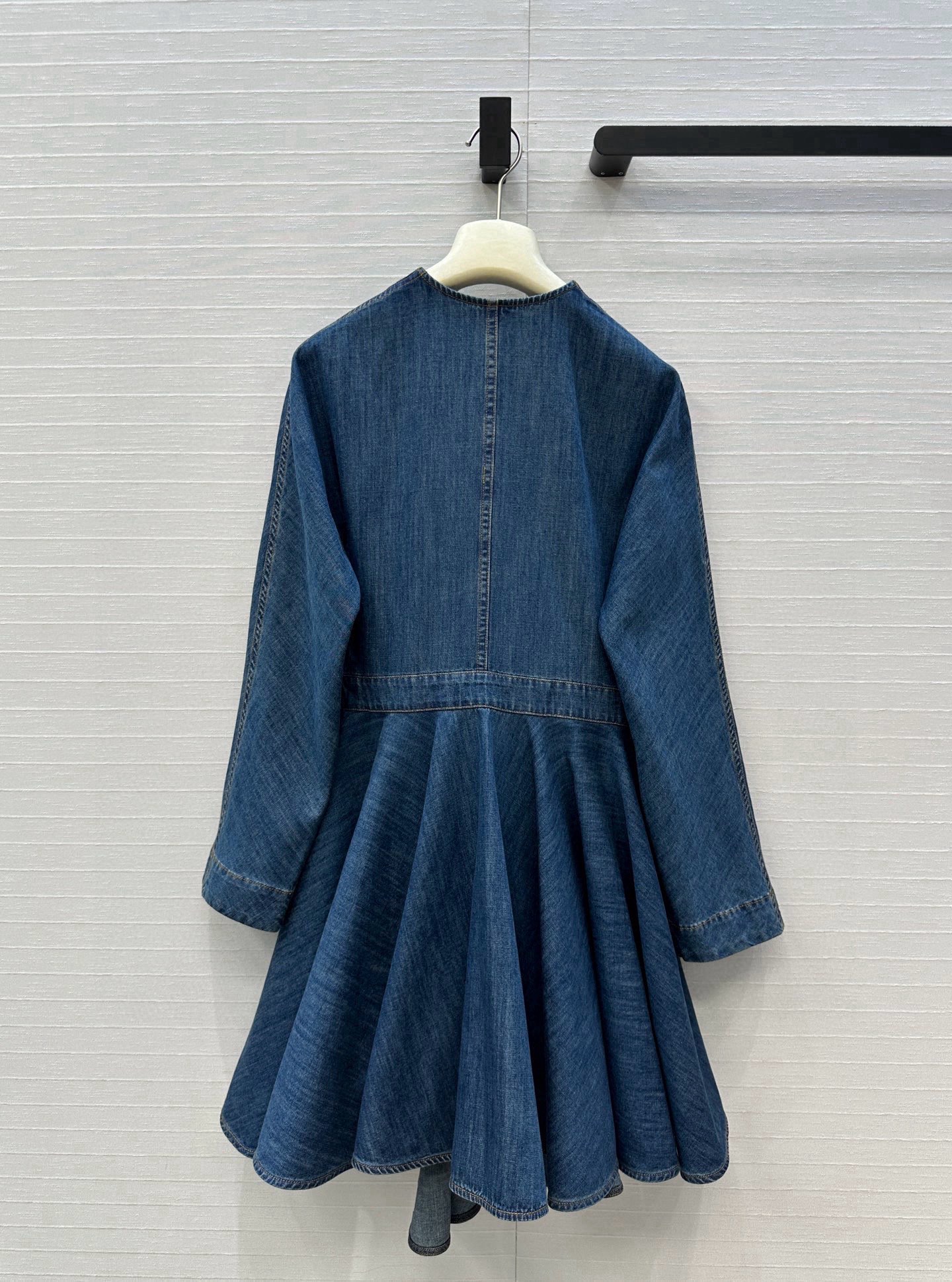 独家首发❤️原单品质，Alai*新品深V领收腰不对称牛仔衬衫裙，巧妙的螺旋侧扣设计不对称褶裥蓬蓬裙摆立体