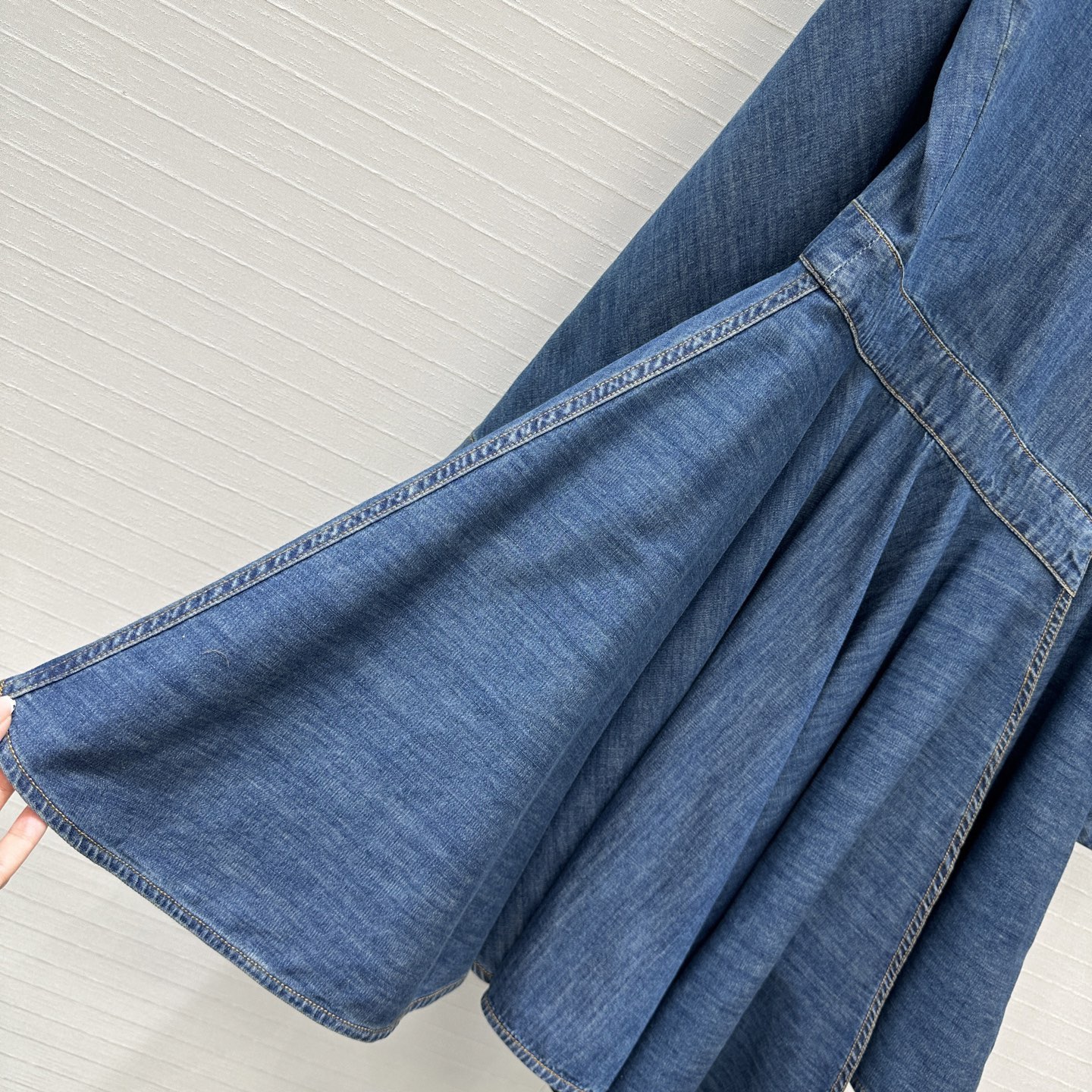 独家首发❤️原单品质，Alai*新品深V领收腰不对称牛仔衬衫裙，巧妙的螺旋侧扣设计不对称褶裥蓬蓬裙摆立体