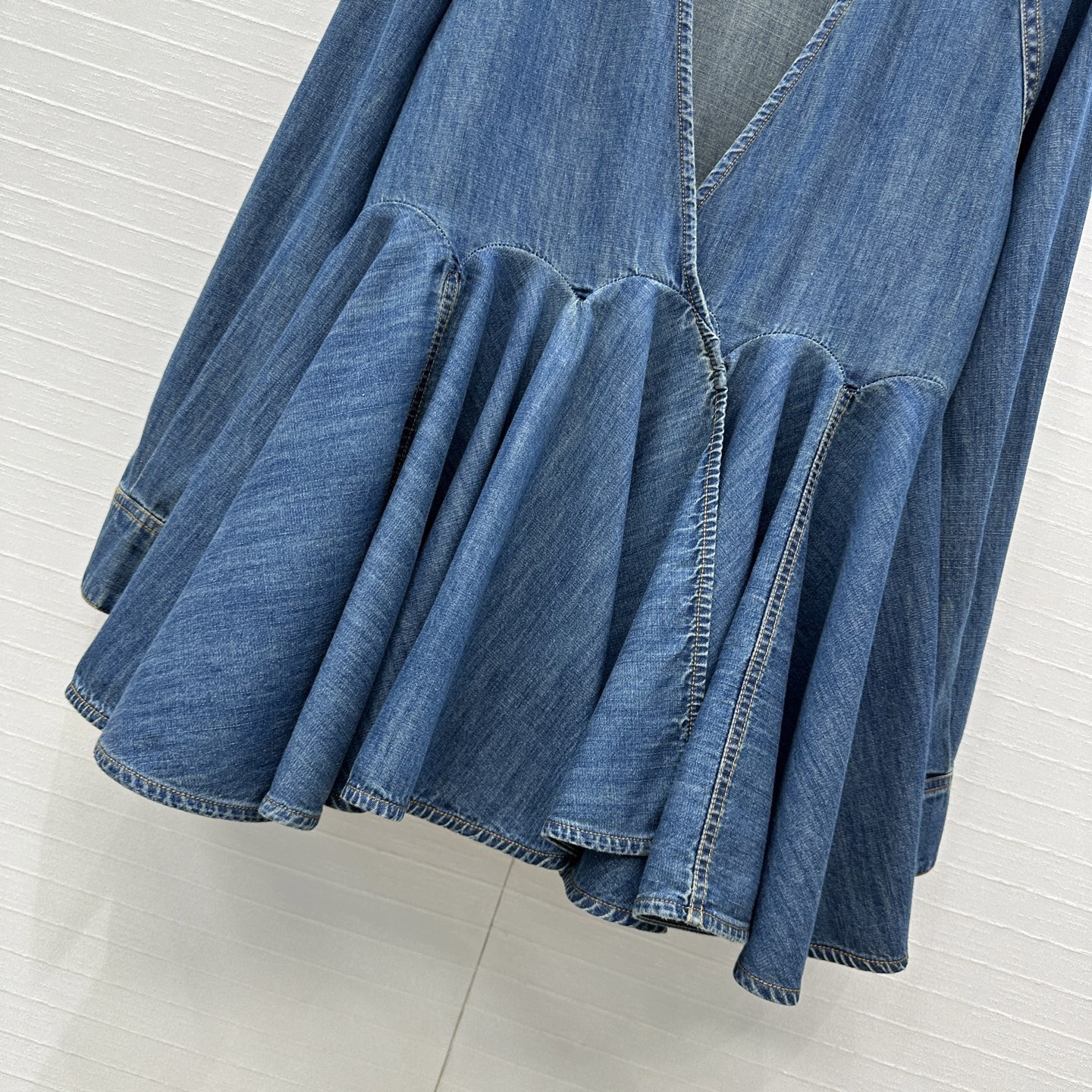 独家首发❤️原单品质，Alai*新品深V领牛仔衬衫，立体剪裁大A版型褶裥蓬蓬裙摆设计上身显瘦又高挑！简奢