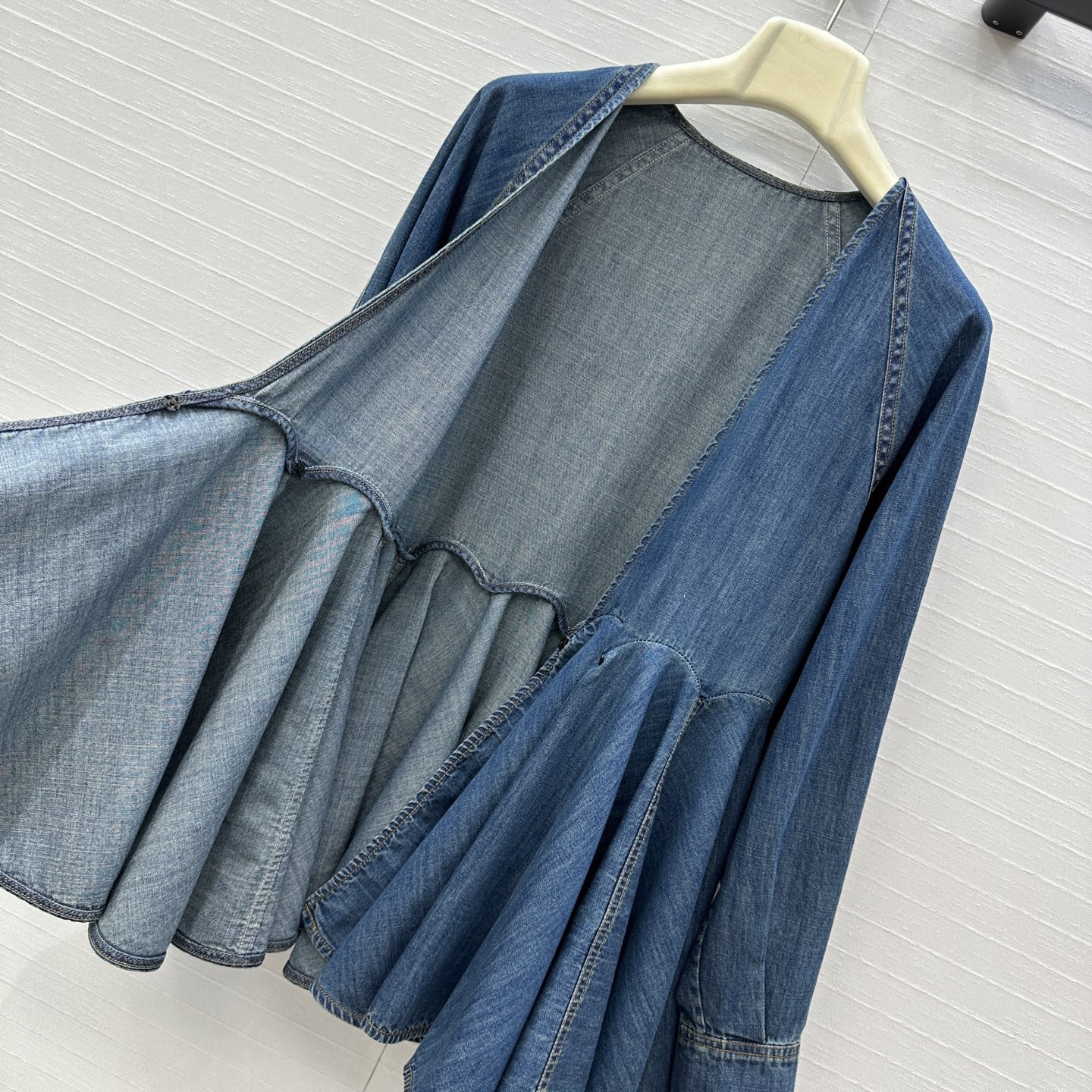 独家首发❤️原单品质，Alai*新品深V领牛仔衬衫，立体剪裁大A版型褶裥蓬蓬裙摆设计上身显瘦又高挑！简奢