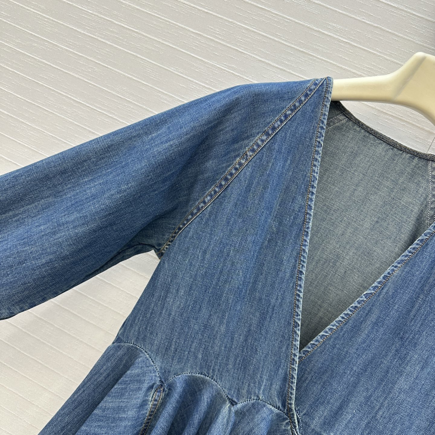 独家首发❤️原单品质，Alai*新品深V领牛仔衬衫，立体剪裁大A版型褶裥蓬蓬裙摆设计上身显瘦又高挑！简奢