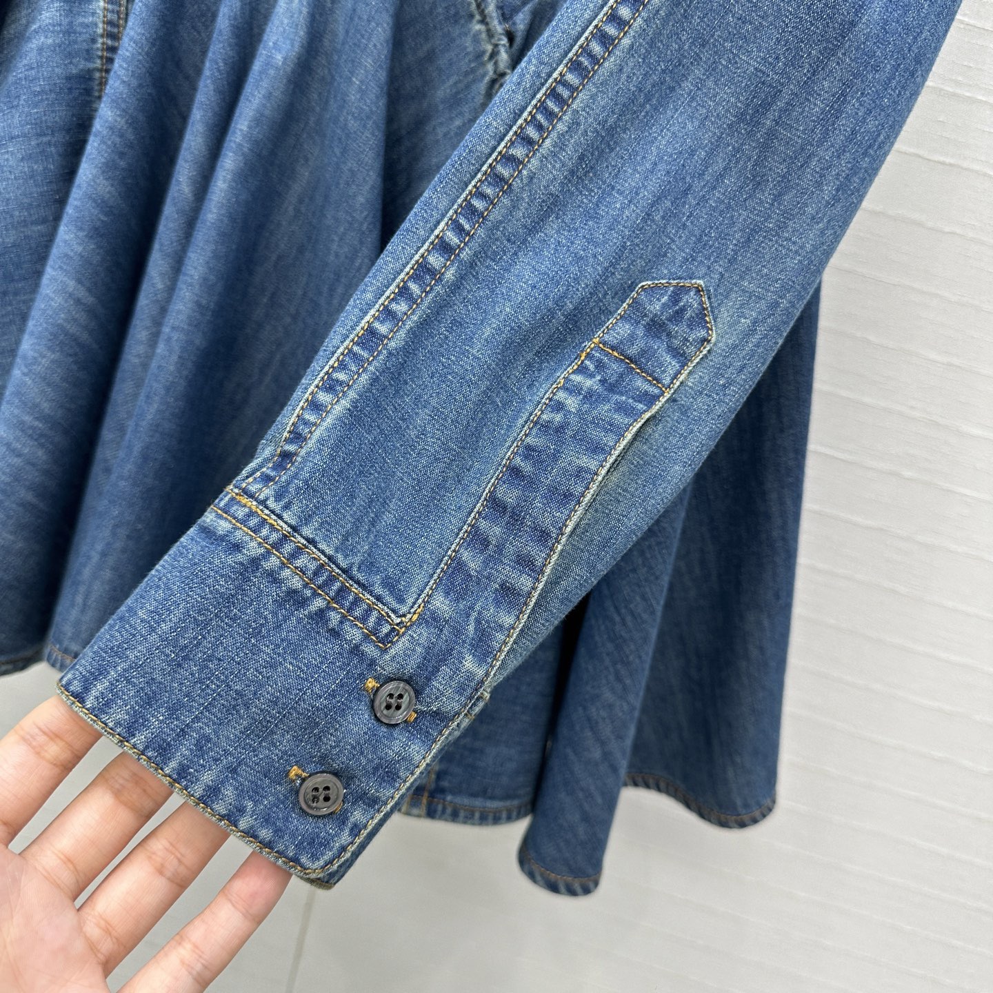 独家首发❤️原单品质，Alai*新品深V领牛仔衬衫，立体剪裁大A版型褶裥蓬蓬裙摆设计上身显瘦又高挑！简奢