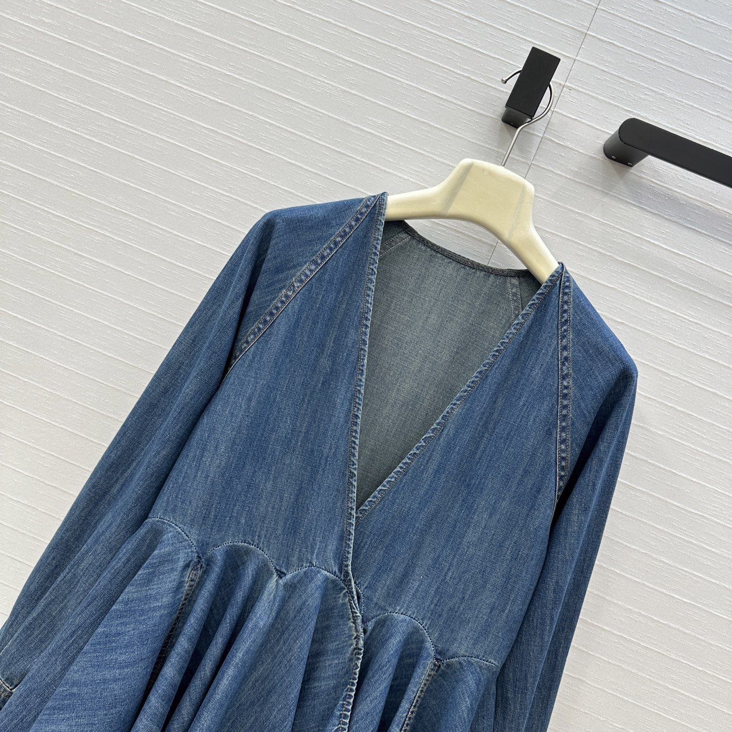 独家首发❤️原单品质，Alai*新品深V领牛仔衬衫，立体剪裁大A版型褶裥蓬蓬裙摆设计上身显瘦又高挑！简奢