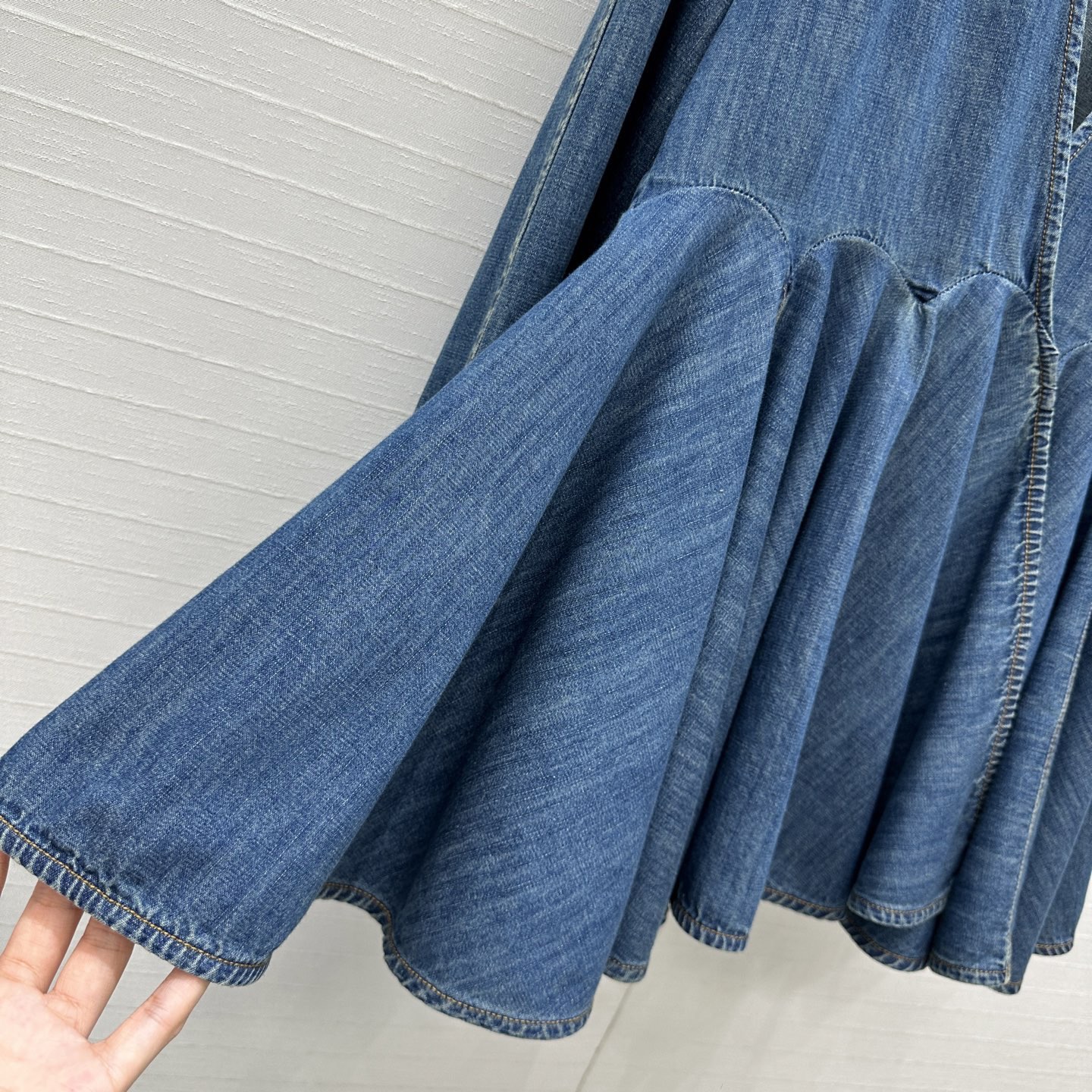 独家首发❤️原单品质，Alai*新品深V领牛仔衬衫，立体剪裁大A版型褶裥蓬蓬裙摆设计上身显瘦又高挑！简奢