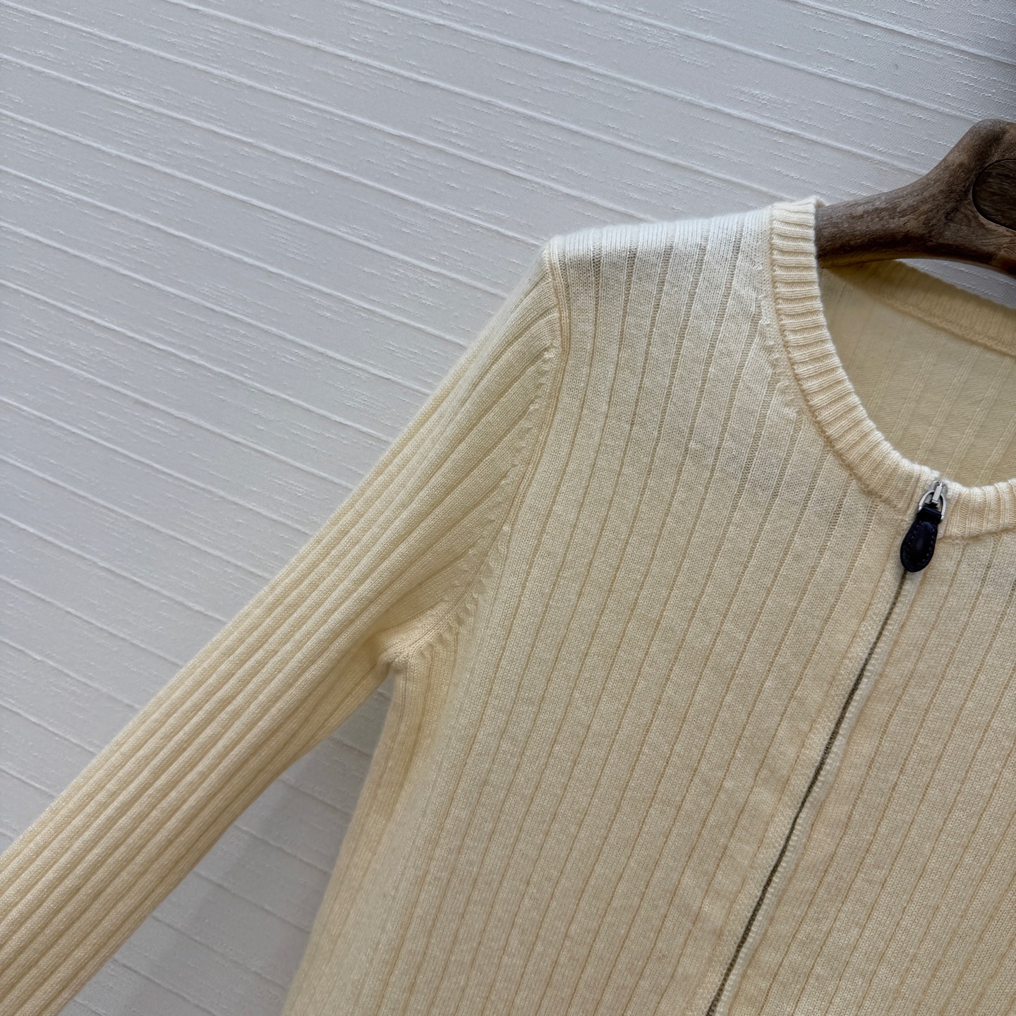 高端原单品质，❤️Lp高智感 老钱风穿搭气质双开拉链开衫小外套，气质叠搭神器。18针坑条工艺进口羊绒羊毛