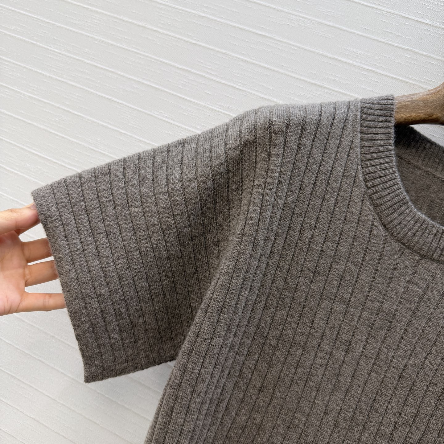 高端原单品质，❤️Lp高智感 老钱风穿搭气质落肩袖毛衣。18针坑条工艺进口羊绒羊毛纱线软糯舒适质感无敌赞