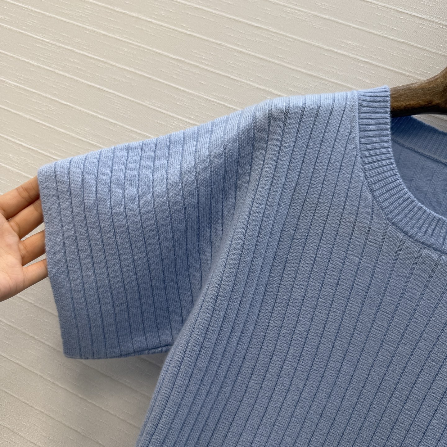 高端原单品质，❤️Lp高智感 老钱风穿搭气质落肩袖毛衣。18针坑条工艺进口羊绒羊毛纱线软糯舒适质感无敌赞