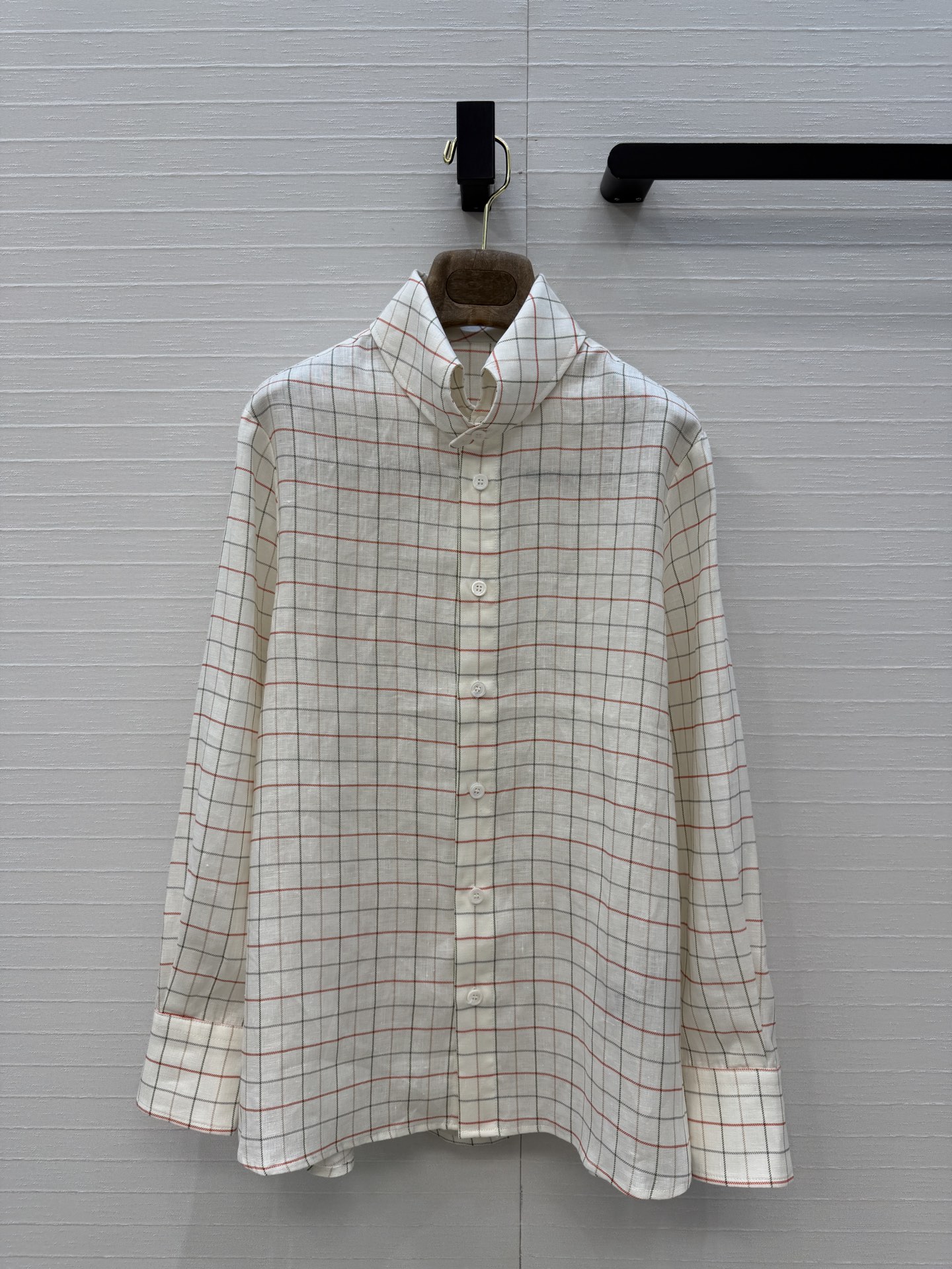 NO:723877,Exclusive first release!  Lp high-intellectual wear!  Classic plaid printed linen shirt with a Southern French style atmosphere!  The texture of linen fabric is light and comfortable. The elegant collar button-type heart-shaped design has an age-reducing effect. The elegant and casual version is versatile and does not pick on the upper body. It is a must-have for daily commuting. The perfect workmanship quality depends on the details. One color S.M.L three sizes, S size, shoulder width 40, bust 92, length 67., women's clothing, loro piana, shirts,19860909独家首发！Lp高智感穿搭！南法风情氛围感 经典格纹印花亚麻衬衫！亚麻面料质感轻盈舒适.气质衬领扣式心形设计减龄效果,优雅气质随性版型百搭不挑人上身,日常通勤必备,完美做工品质看细节,一色S.M.L三码,S码,肩宽40,胸围92,衣长67.,女装,loro piana,shirts,,Women's clothing