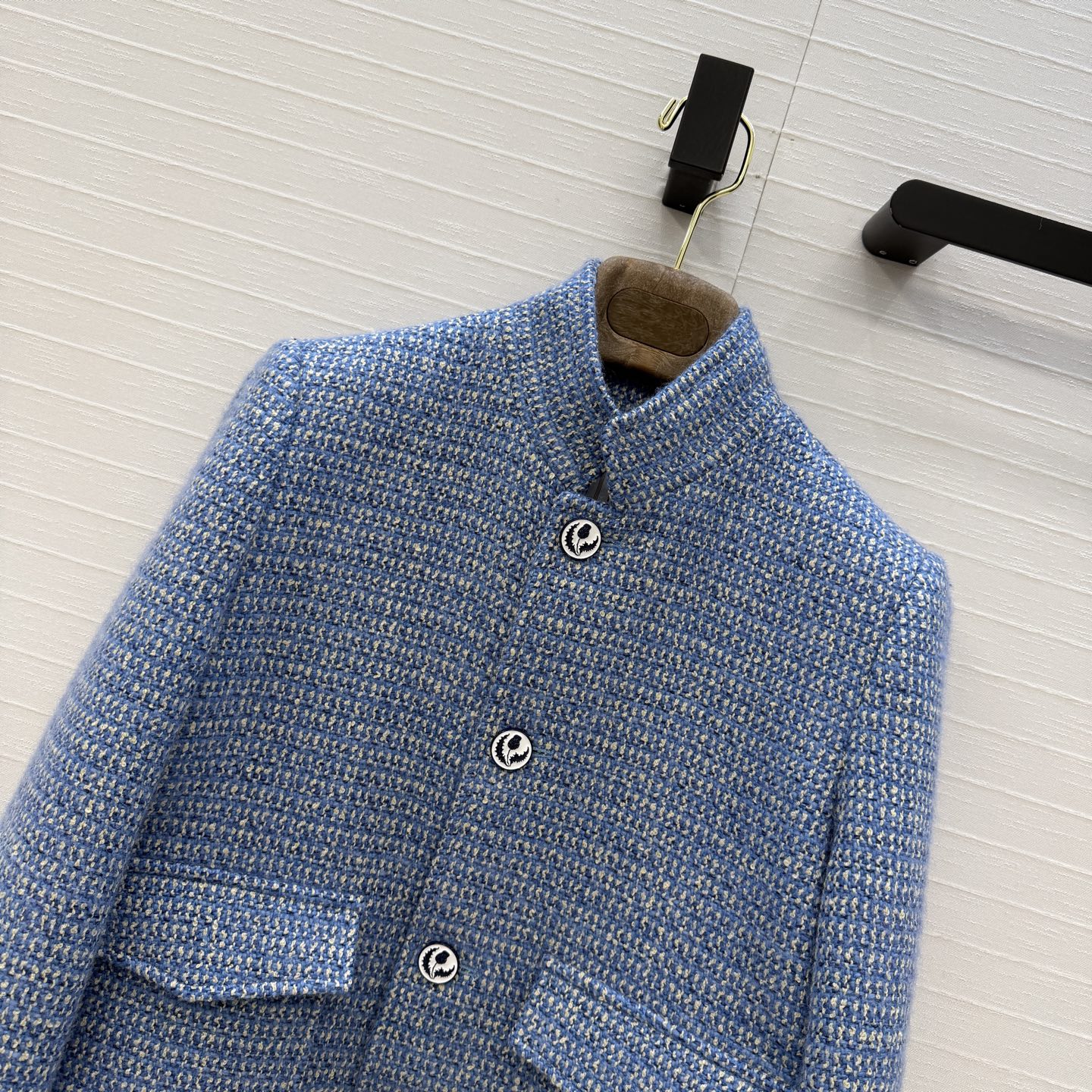 高端原单品质❤️Lp新品蓝色多瑙河短款夹克外套！采用蓝白色调羊毛编织粗花呢纱线质感细腻挺括！色织条纹里布