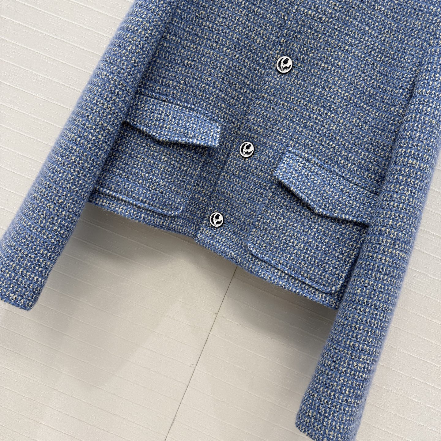 高端原单品质❤️Lp新品蓝色多瑙河短款夹克外套！采用蓝白色调羊毛编织粗花呢纱线质感细腻挺括！色织条纹里布