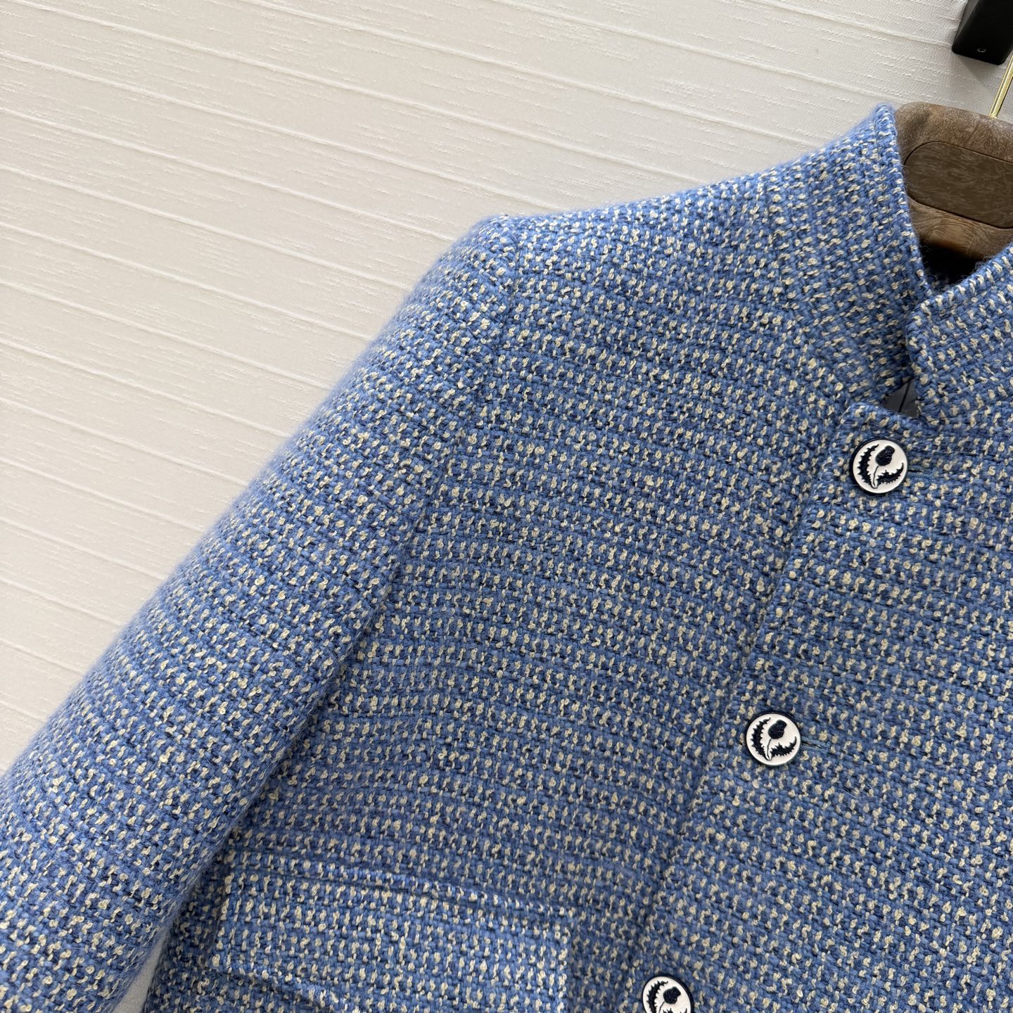 高端原单品质❤️Lp新品蓝色多瑙河短款夹克外套！采用蓝白色调羊毛编织粗花呢纱线质感细腻挺括！色织条纹里布