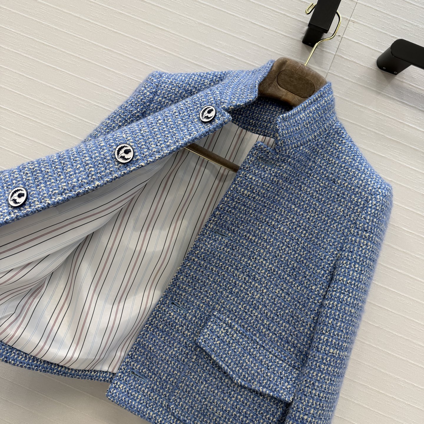 高端原单品质❤️Lp新品蓝色多瑙河短款夹克外套！采用蓝白色调羊毛编织粗花呢纱线质感细腻挺括！色织条纹里布