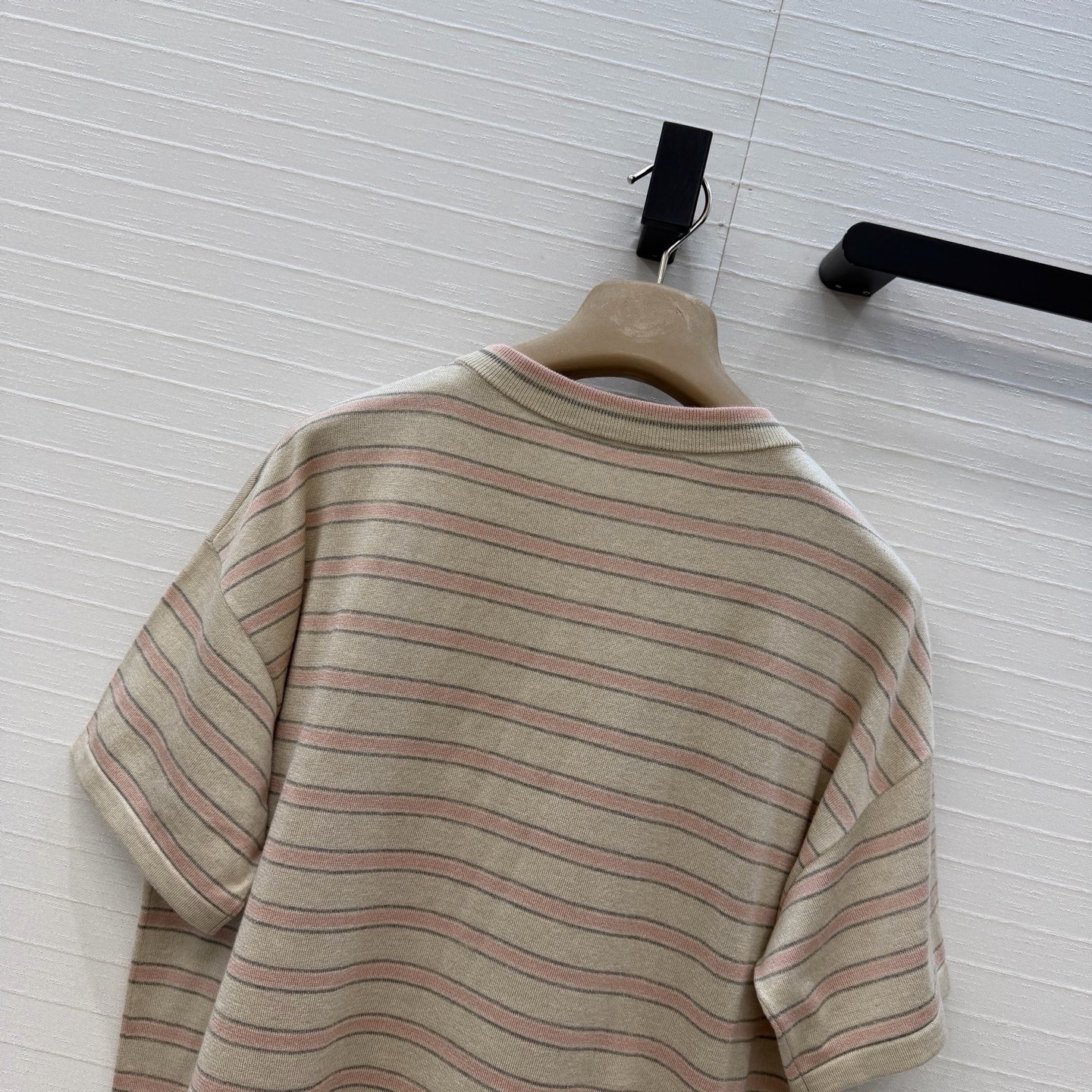 独家首发🍒高端原单品质！行走的高定 Bc老钱风穿搭，意大利美学配色条纹落肩短袖上衣。进口轻盈羊绒纱线瑞士