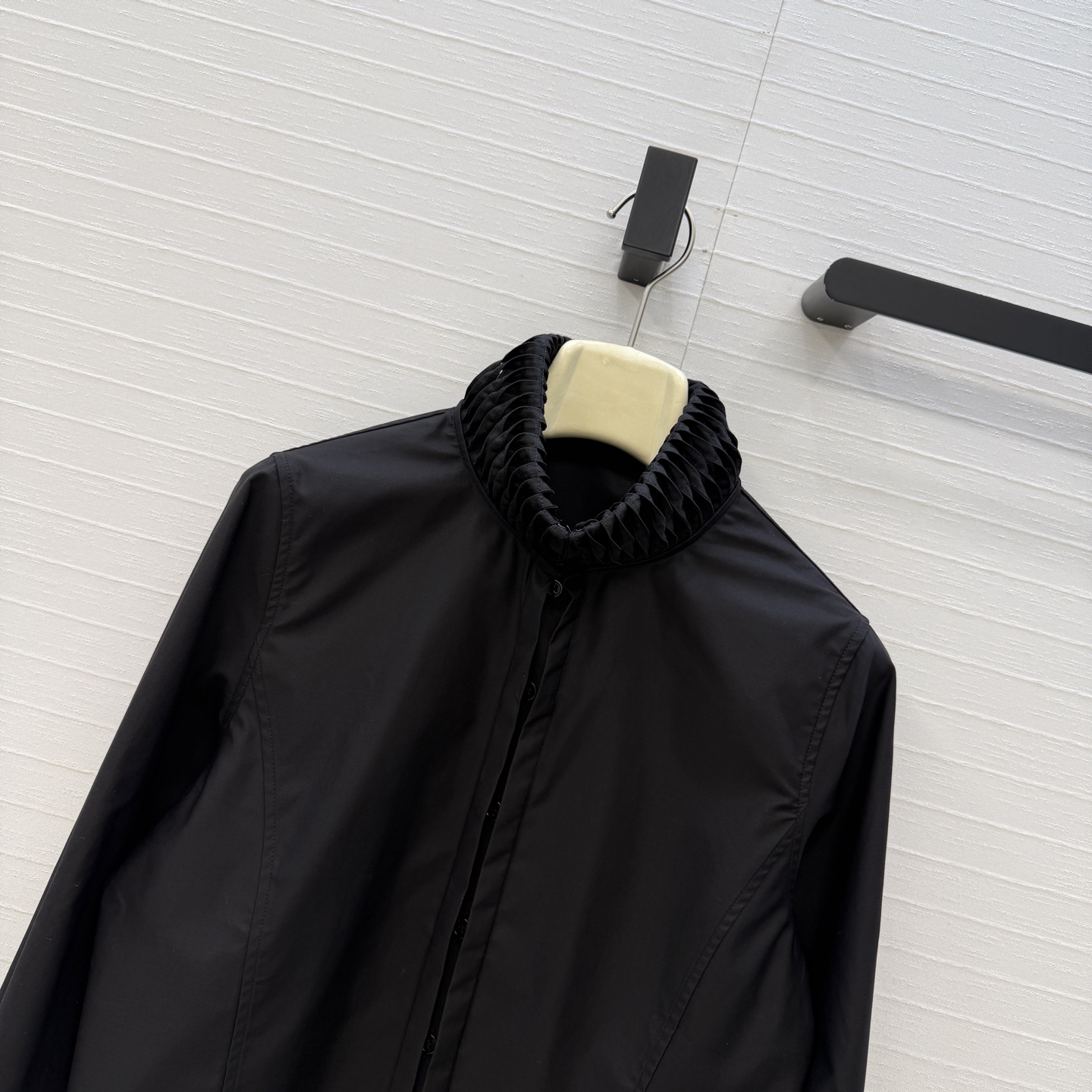 独家首发❤️Alai*26早春新品扭纹立领短裁衬衫，简奢宫廷风优雅上身美到没朋友！木耳边细节精致又优雅。