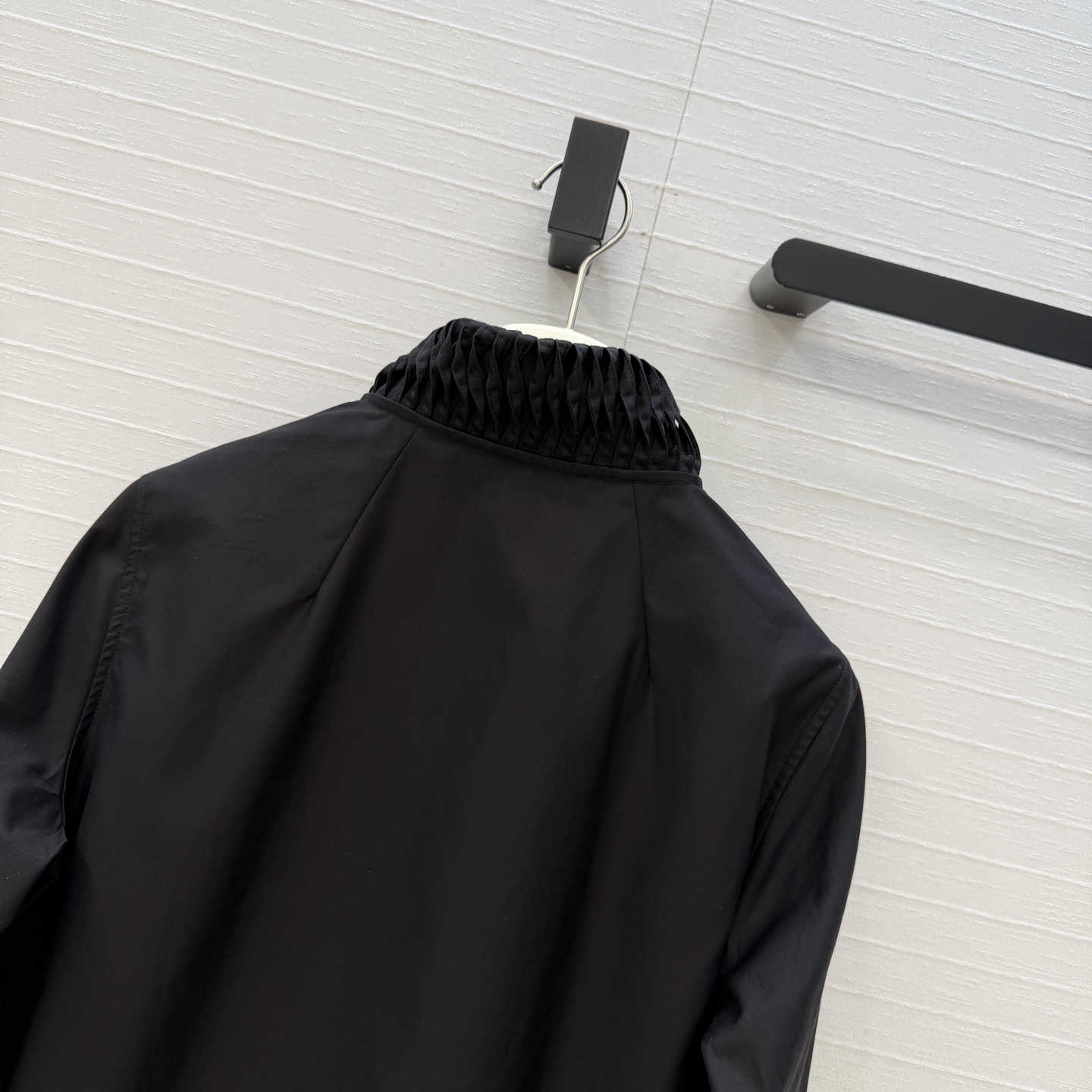 独家首发❤️Alai*26早春新品扭纹立领短裁衬衫，简奢宫廷风优雅上身美到没朋友！木耳边细节精致又优雅。