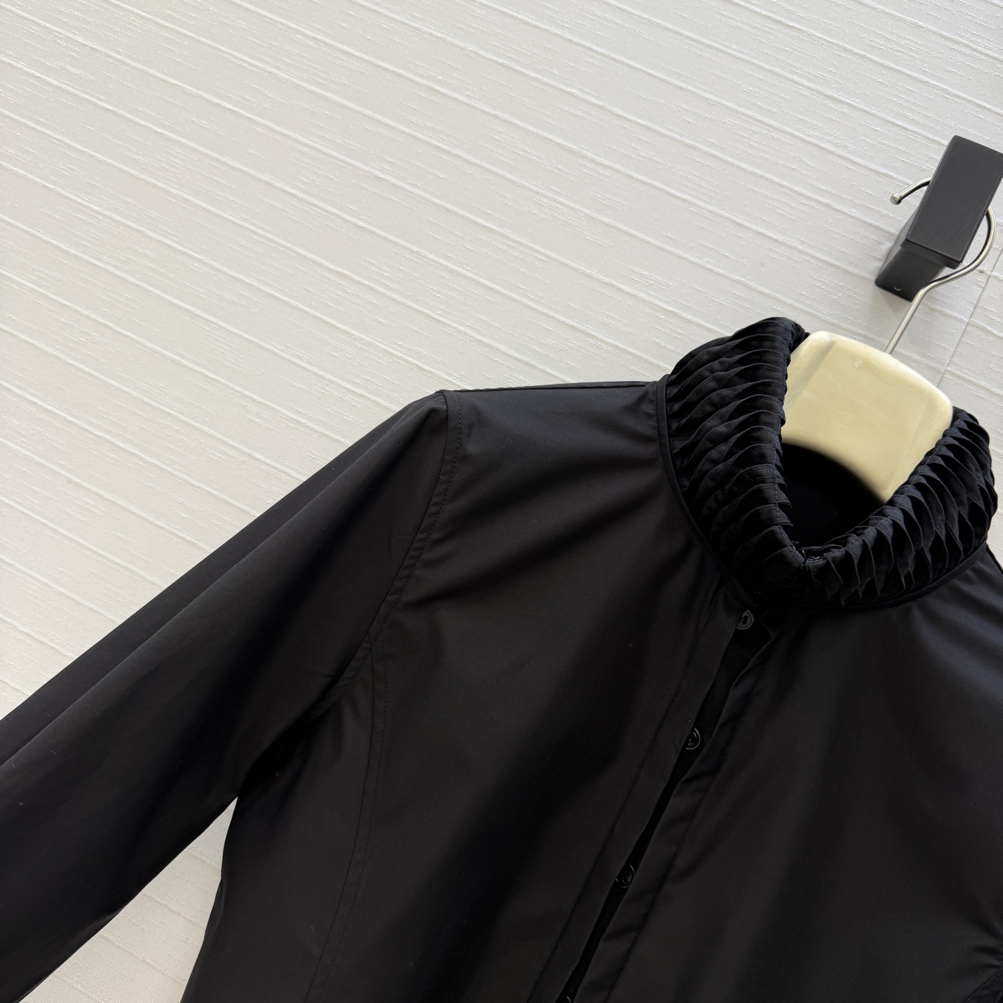 独家首发❤️Alai*26早春新品扭纹立领短裁衬衫，简奢宫廷风优雅上身美到没朋友！木耳边细节精致又优雅。