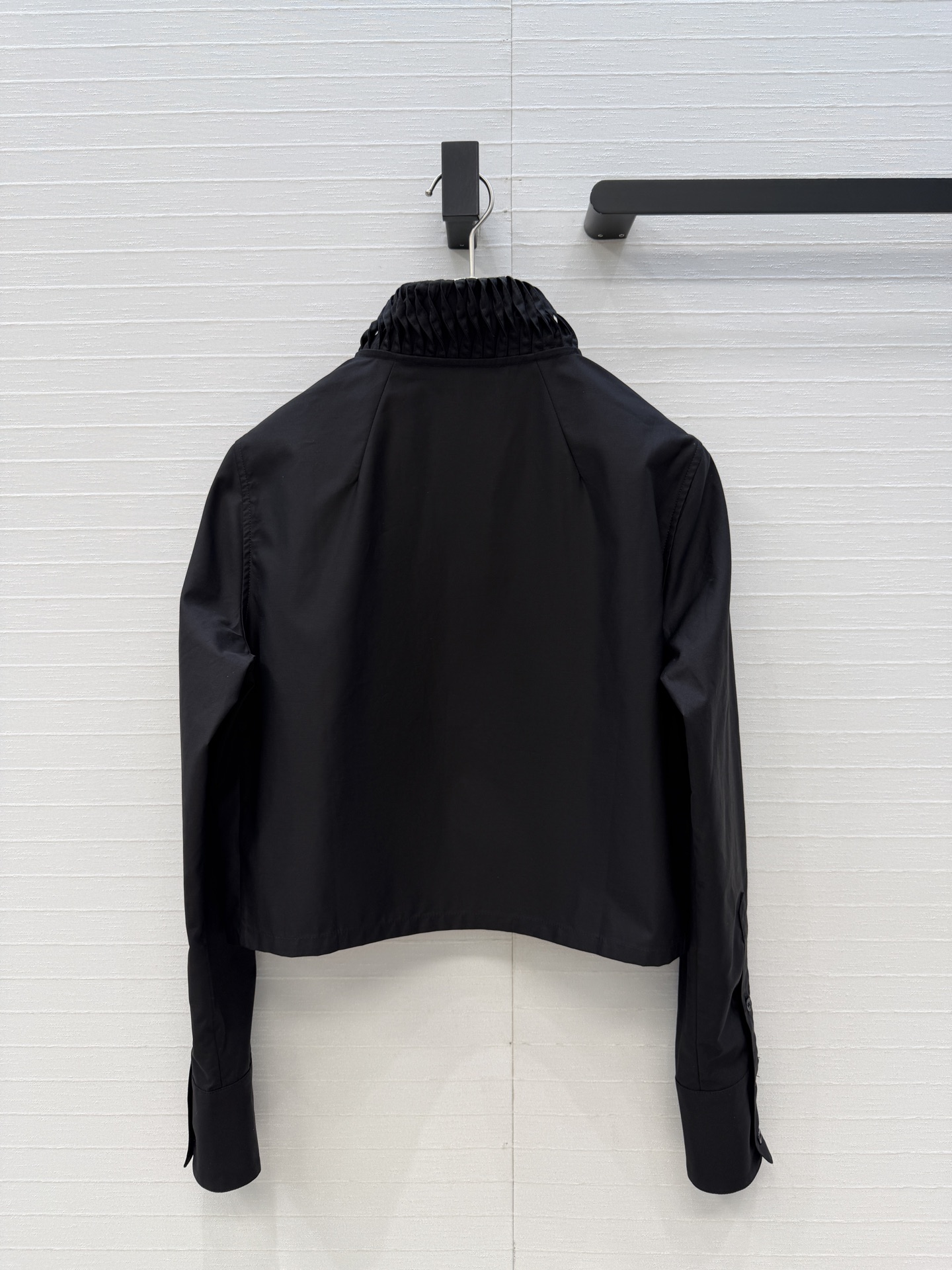 独家首发❤️Alai*26早春新品扭纹立领短裁衬衫，简奢宫廷风优雅上身美到没朋友！木耳边细节精致又优雅。