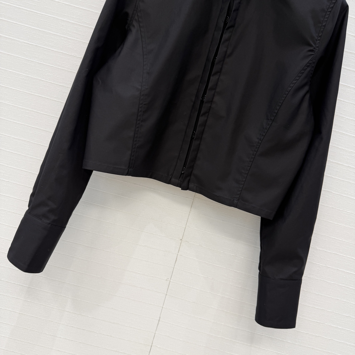 独家首发❤️Alai*26早春新品扭纹立领短裁衬衫，简奢宫廷风优雅上身美到没朋友！木耳边细节精致又优雅。