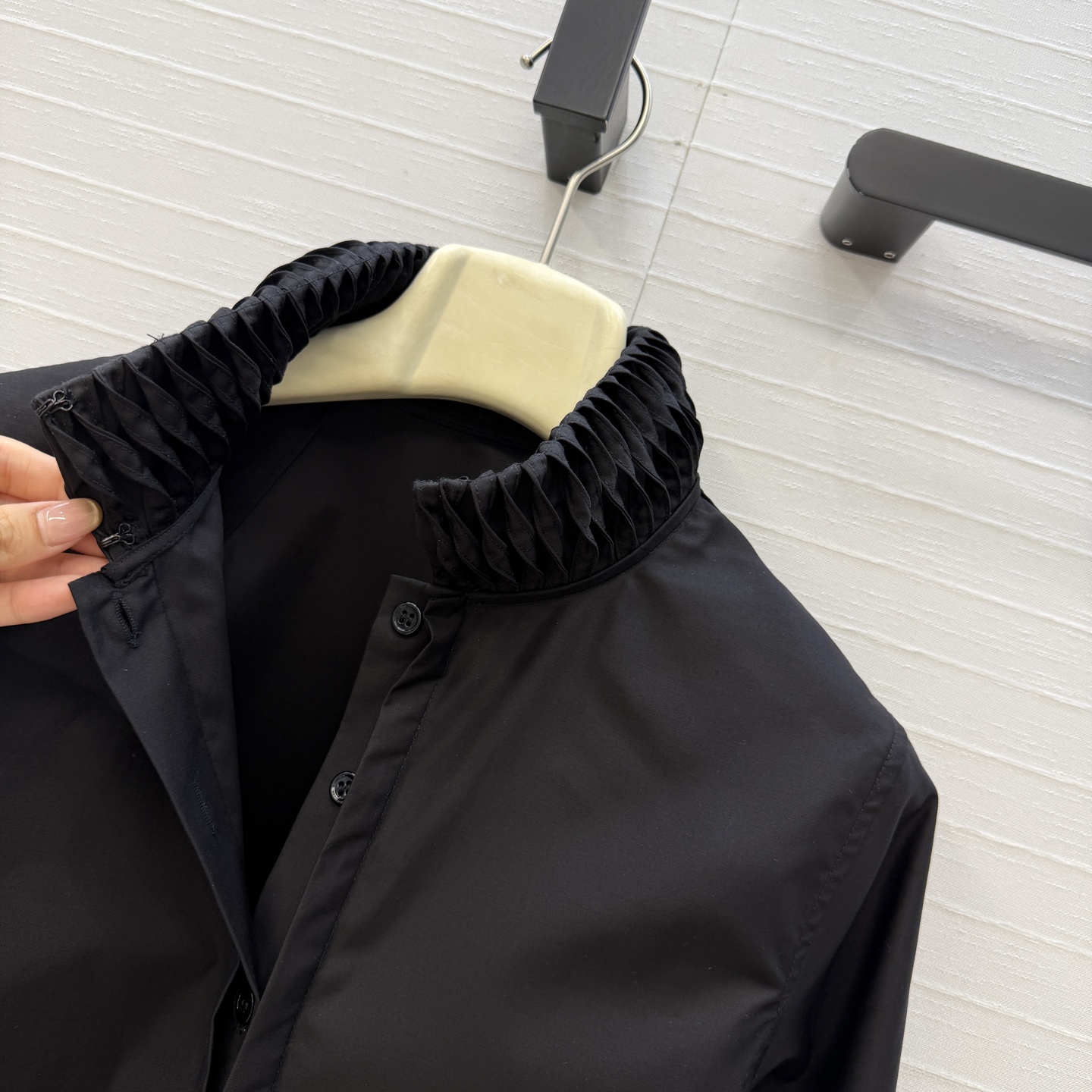 独家首发❤️Alai*26早春新品扭纹立领短裁衬衫，简奢宫廷风优雅上身美到没朋友！木耳边细节精致又优雅。