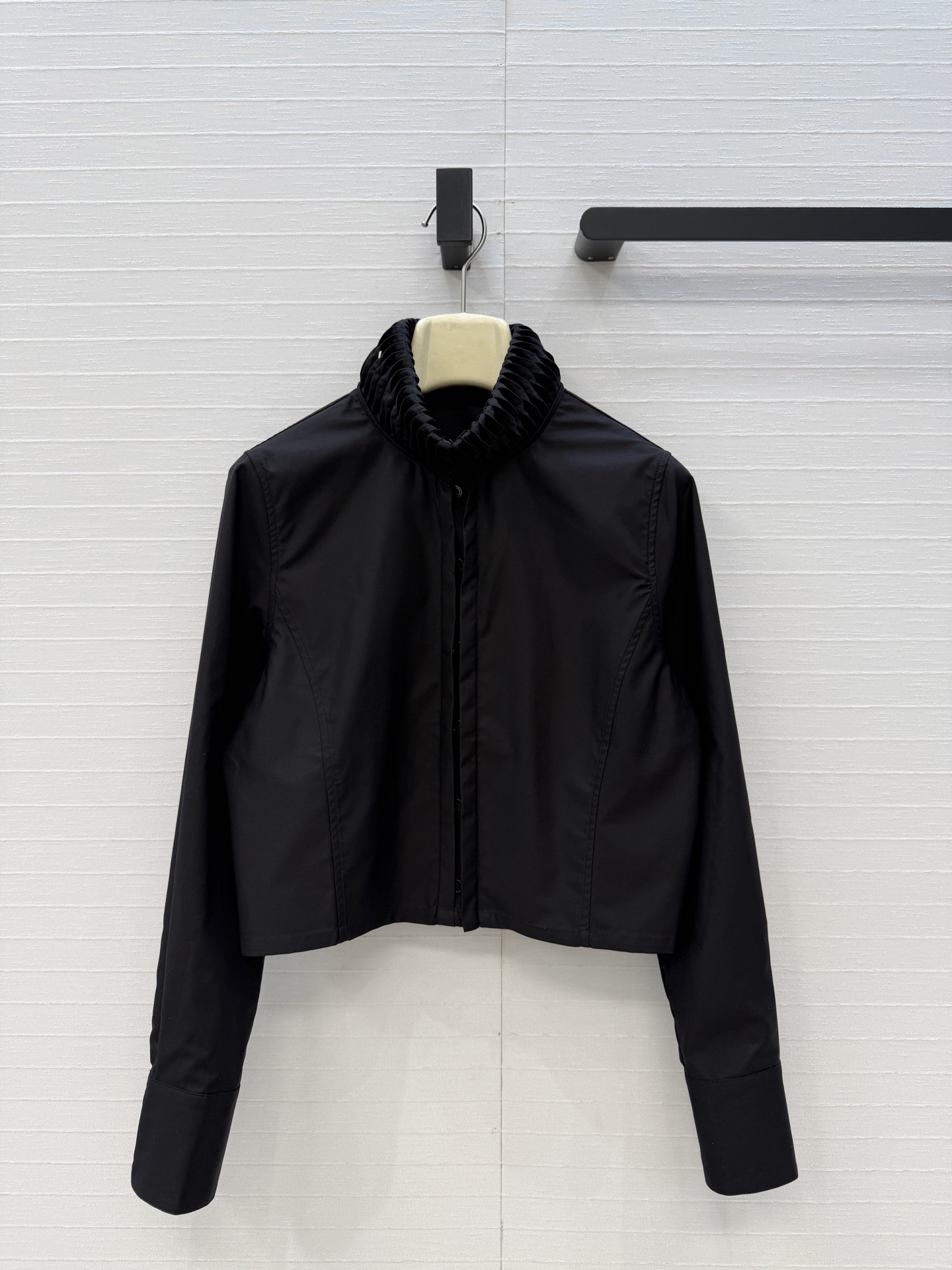 NO:723842,The exclusive first release of Alai*26 early spring new twisted stand collar short-cut shirt, simple and luxurious palace style, elegant and beautiful upper body that has no friends!  The fungus details are exquisite and elegant. The short cut highlights the waistline and easily creates a French sense of high-end and capable temperament. It is a must-have and versatile artifact for the wardrobe. The workmanship quality of imported cotton poplin fabric depends on the details. Three colors and three sizes are available in seconds!  Size S, shoulder width 36, bust 98, length 45..., women's clothing, alaia, shirts,19860909独家首发Alai*26早春新品扭纹立领短裁衬衫,简奢宫廷风优雅上身美到没朋友！木耳边细节精致又优雅.短款剪裁凸显腰线轻松打造法式高级感和干练气质,是衣橱必备的百搭神器,进口棉府绸面料做工品质看细节,三色三码现货速度秒！S码,肩宽36,胸围98,衣长45..,女装,alaia,shirts,,Women's clothing