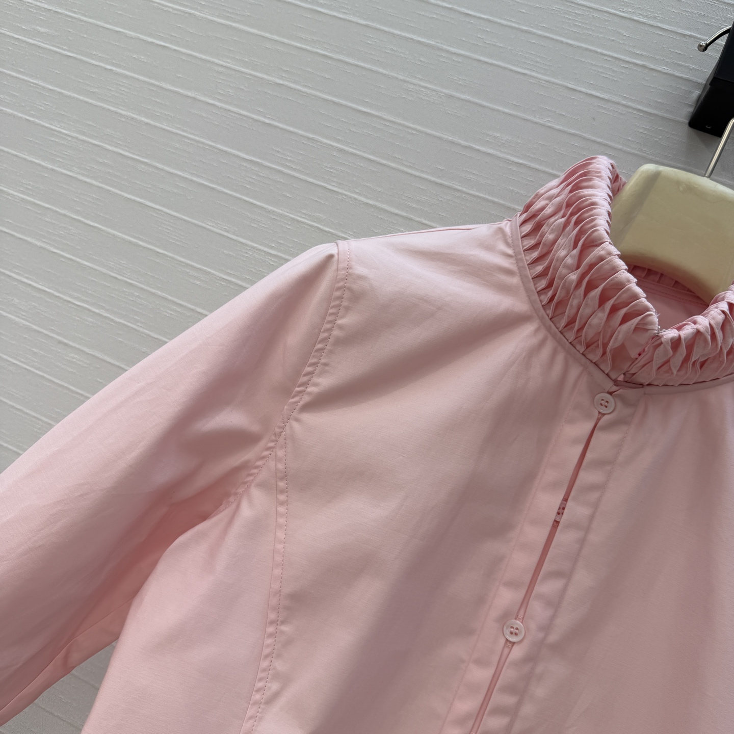 独家首发❤️Alai*26早春新品扭纹立领短裁衬衫，简奢宫廷风优雅上身美到没朋友！木耳边细节精致又优雅。