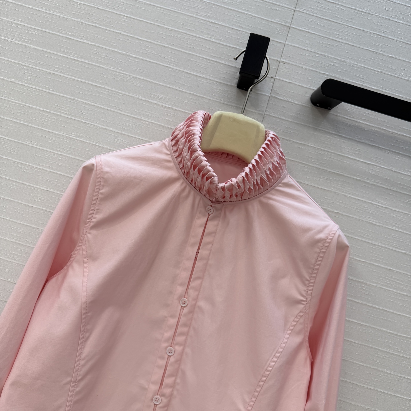 独家首发❤️Alai*26早春新品扭纹立领短裁衬衫，简奢宫廷风优雅上身美到没朋友！木耳边细节精致又优雅。