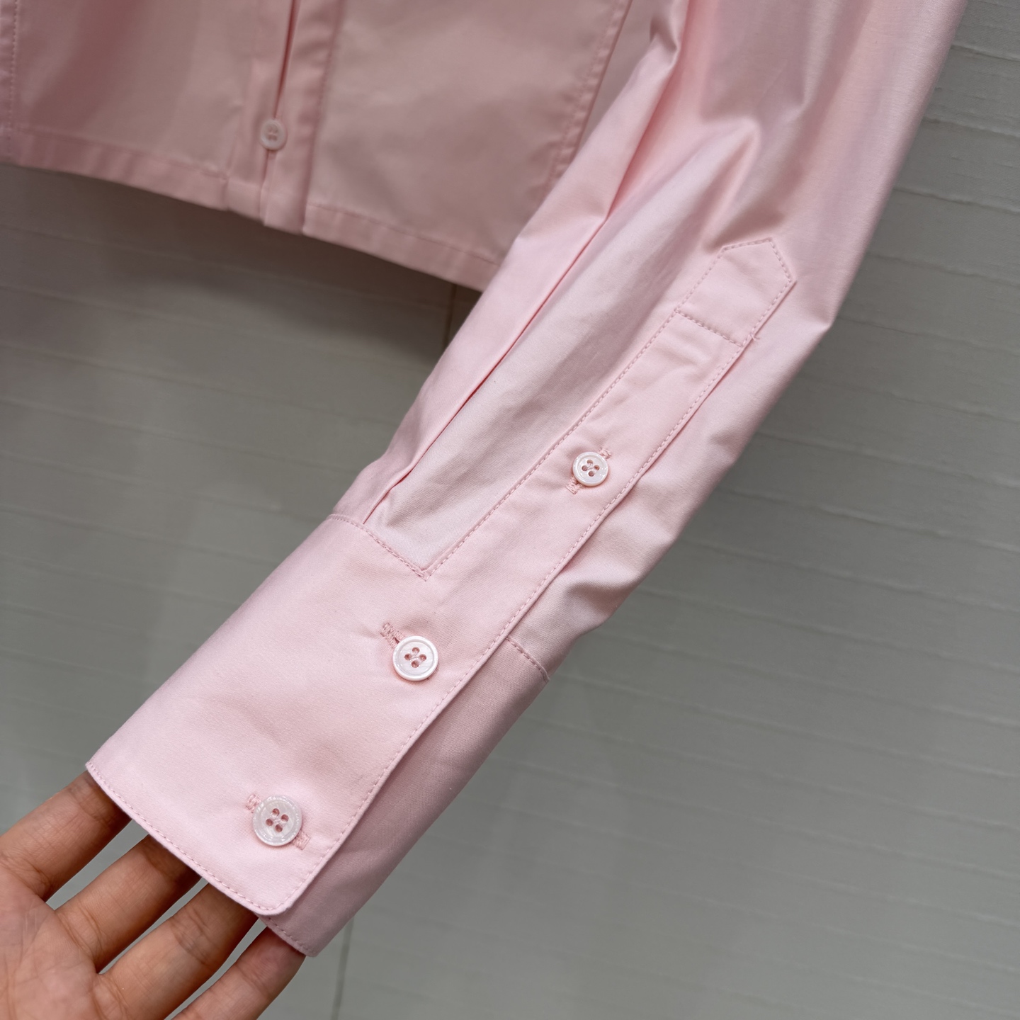 独家首发❤️Alai*26早春新品扭纹立领短裁衬衫，简奢宫廷风优雅上身美到没朋友！木耳边细节精致又优雅。