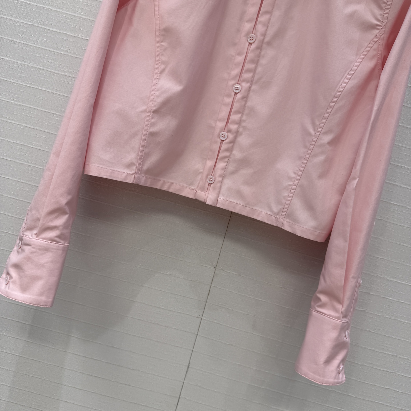 独家首发❤️Alai*26早春新品扭纹立领短裁衬衫，简奢宫廷风优雅上身美到没朋友！木耳边细节精致又优雅。