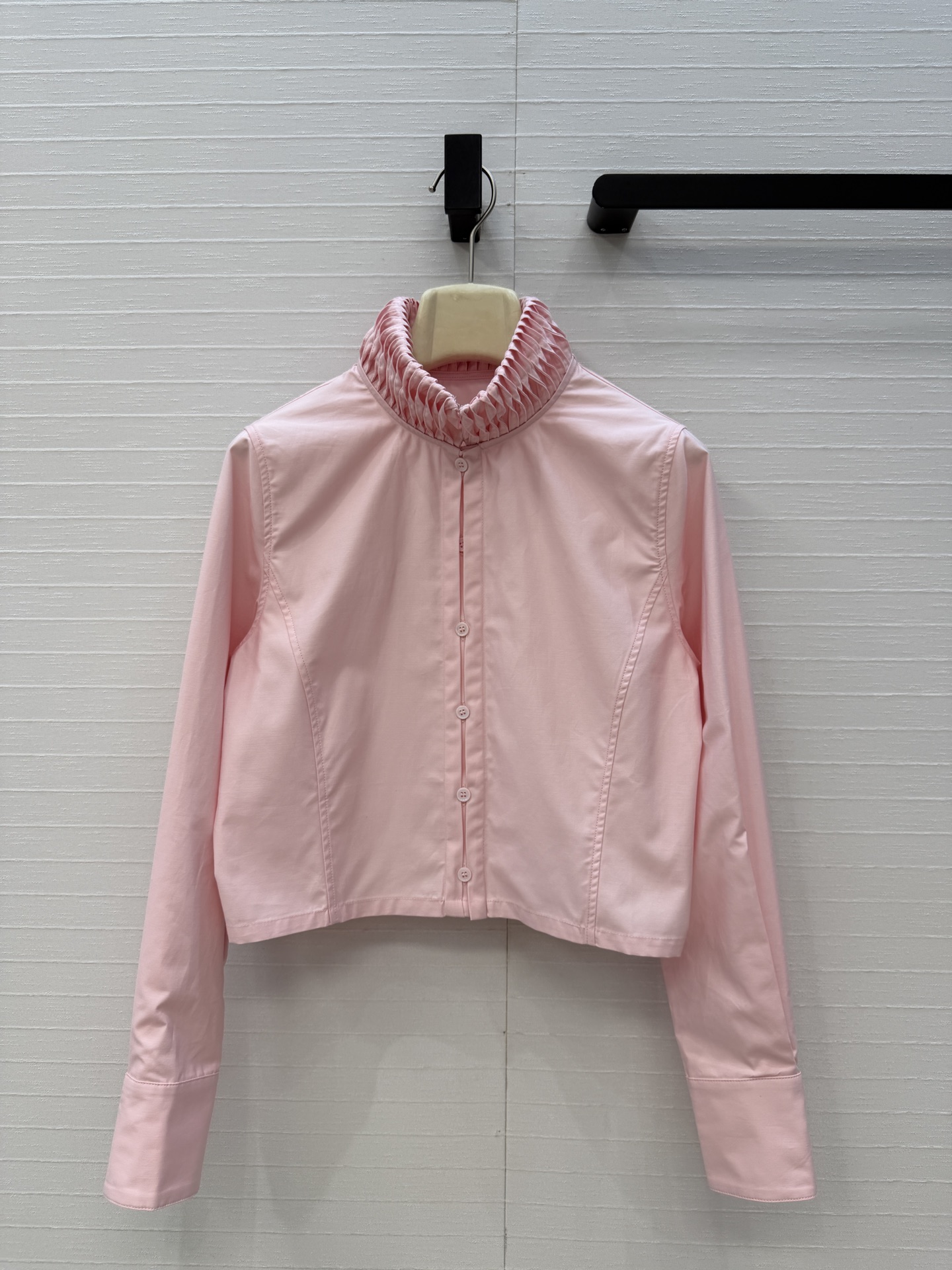 独家首发❤️Alai*26早春新品扭纹立领短裁衬衫，简奢宫廷风优雅上身美到没朋友！木耳边细节精致又优雅。