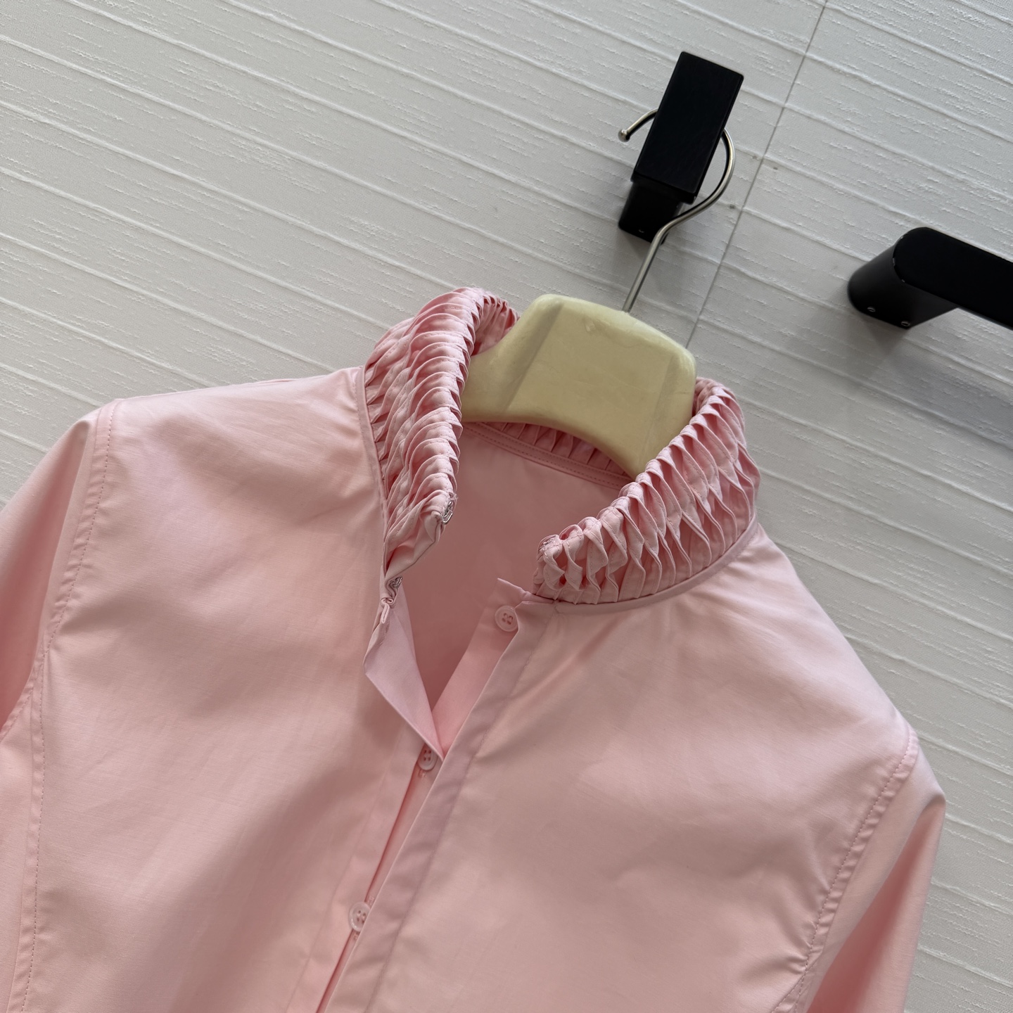 独家首发❤️Alai*26早春新品扭纹立领短裁衬衫，简奢宫廷风优雅上身美到没朋友！木耳边细节精致又优雅。