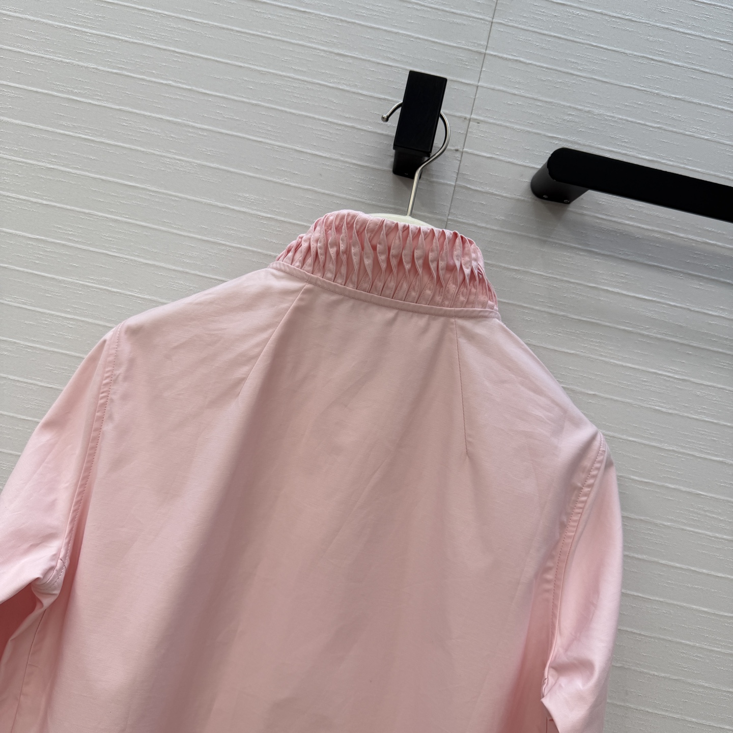 独家首发❤️Alai*26早春新品扭纹立领短裁衬衫，简奢宫廷风优雅上身美到没朋友！木耳边细节精致又优雅。