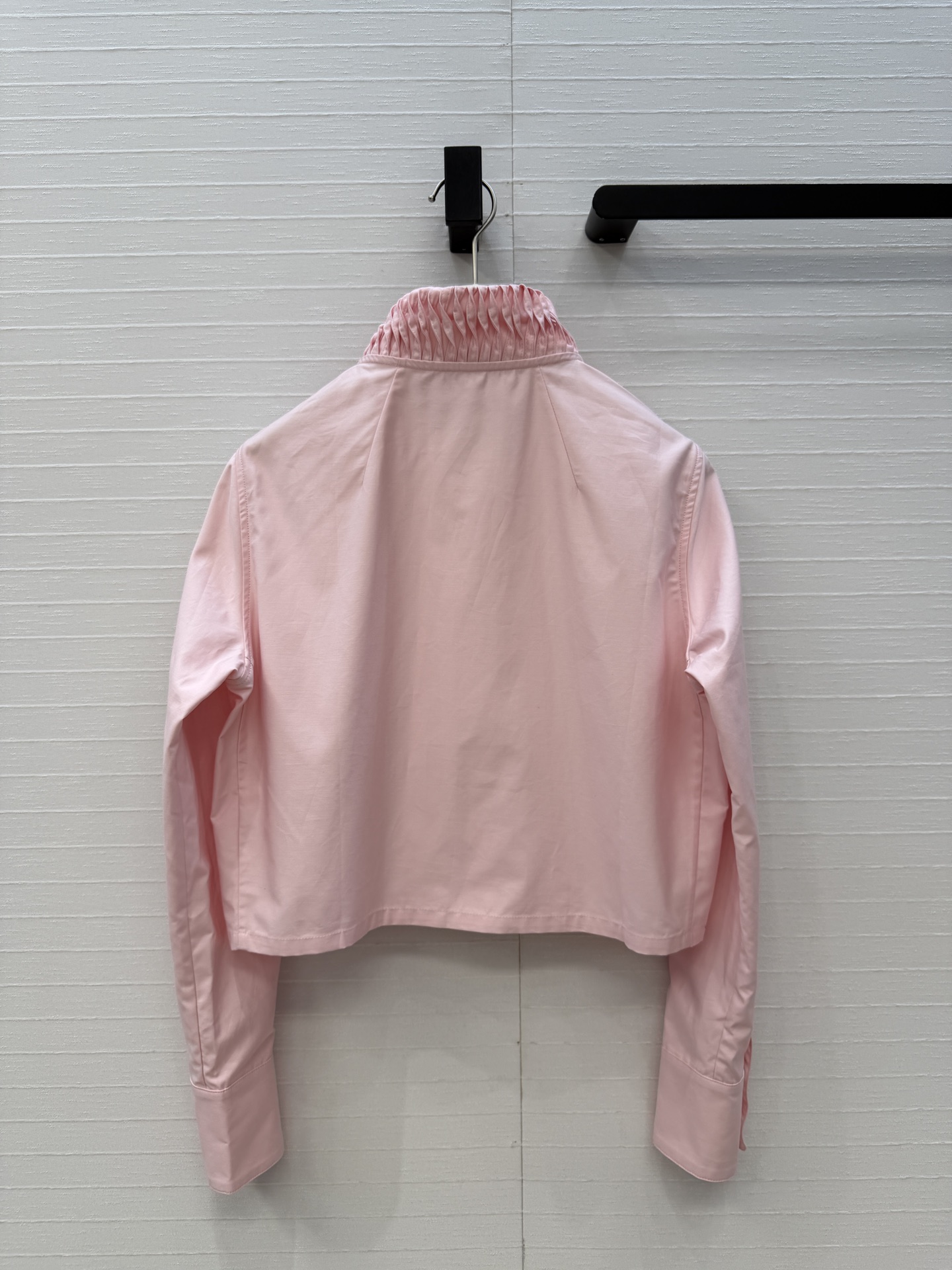 独家首发❤️Alai*26早春新品扭纹立领短裁衬衫，简奢宫廷风优雅上身美到没朋友！木耳边细节精致又优雅。