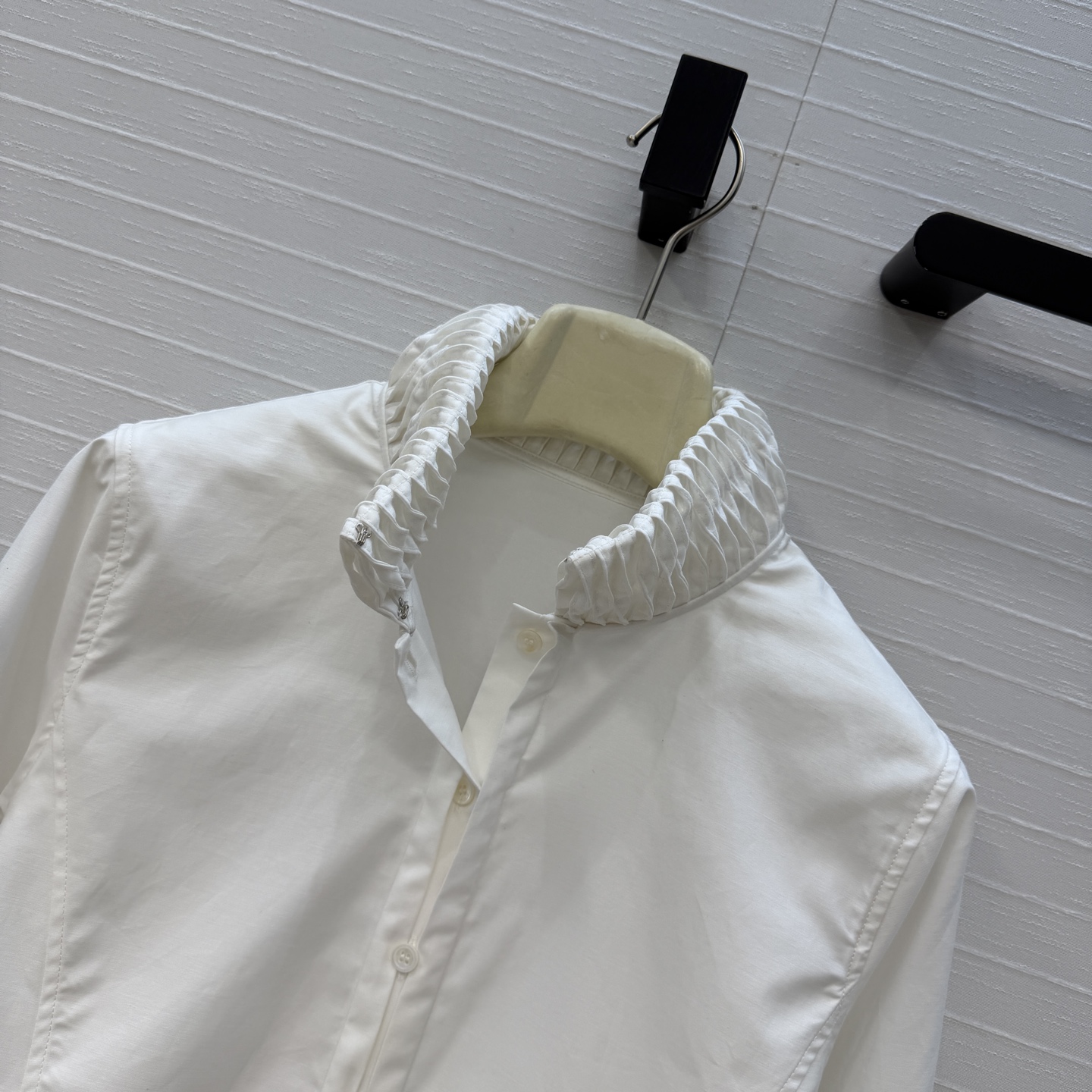 独家首发❤️Alai*26早春新品扭纹立领短裁衬衫，简奢宫廷风优雅上身美到没朋友！木耳边细节精致又优雅。