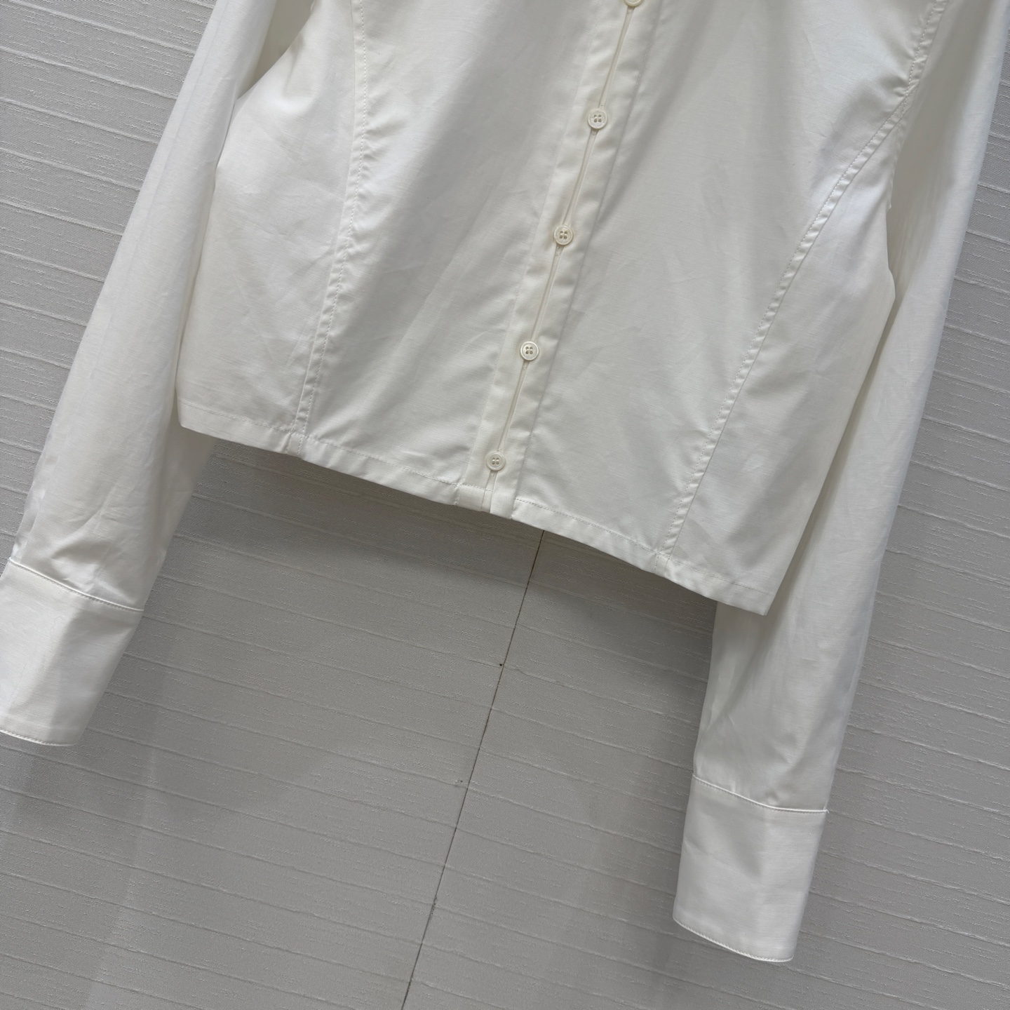 独家首发❤️Alai*26早春新品扭纹立领短裁衬衫，简奢宫廷风优雅上身美到没朋友！木耳边细节精致又优雅。