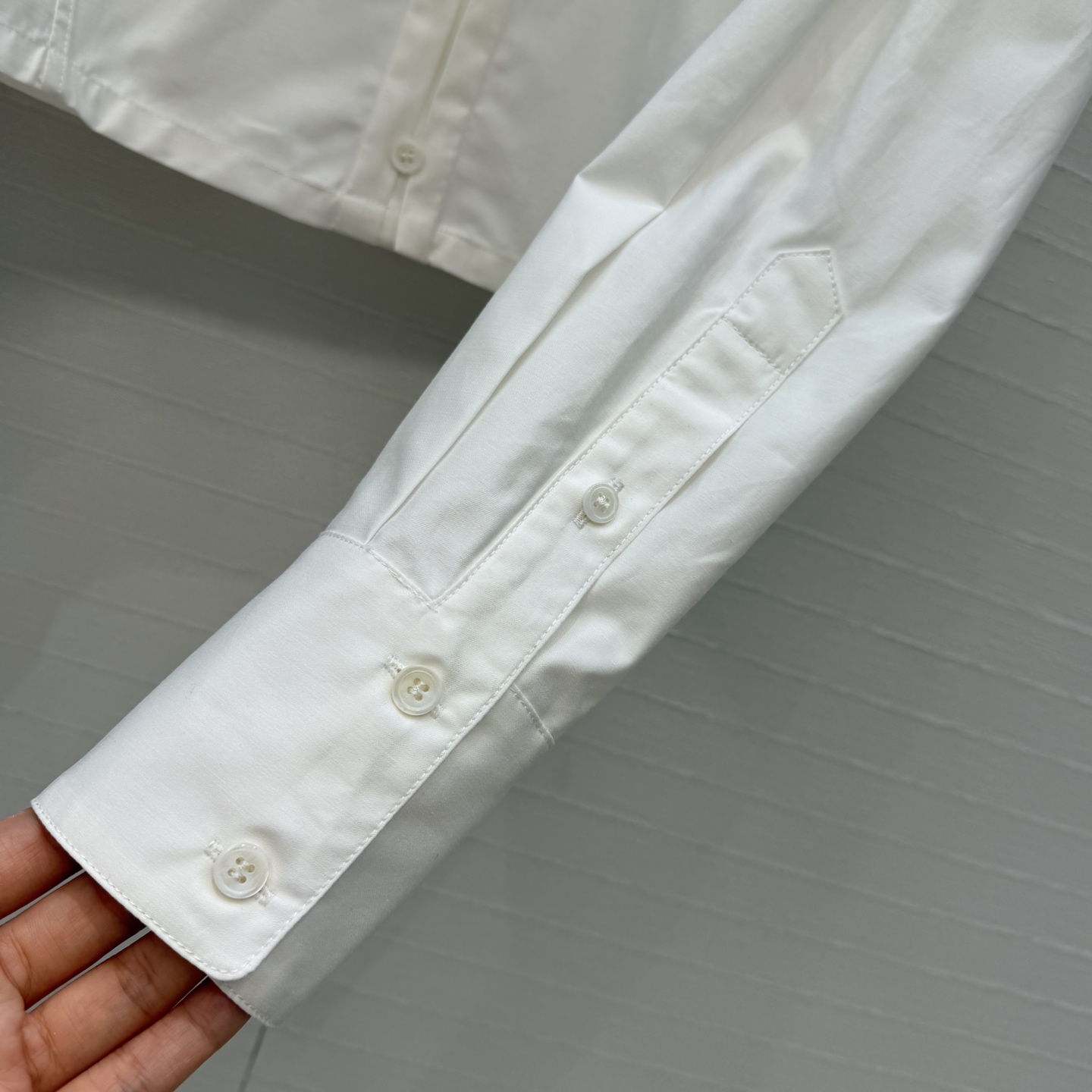 独家首发❤️Alai*26早春新品扭纹立领短裁衬衫，简奢宫廷风优雅上身美到没朋友！木耳边细节精致又优雅。