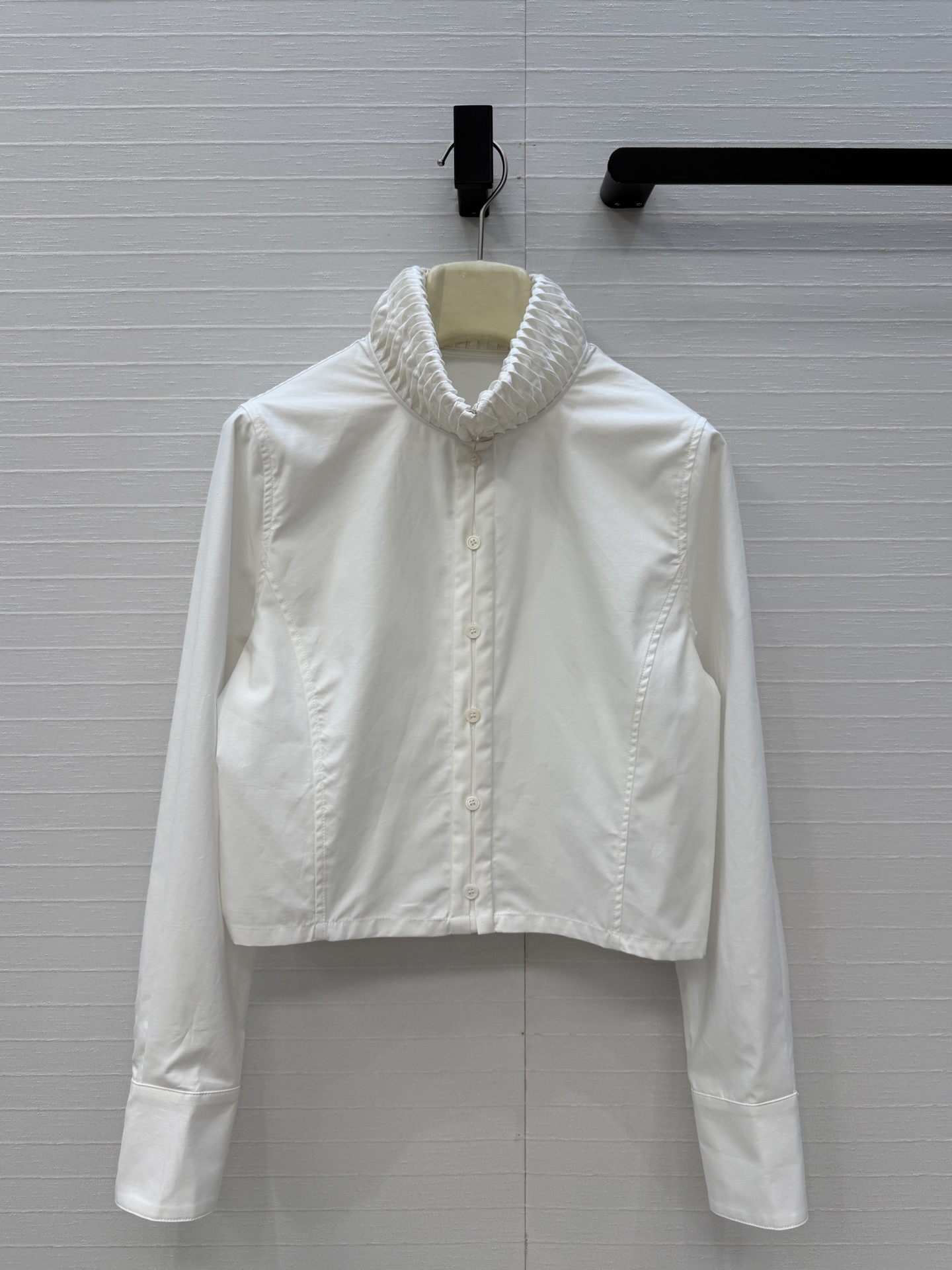 NO:723847,The exclusive first release of Alai*26 early spring new twisted stand collar short-cut shirt, simple and luxurious palace style, elegant and beautiful upper body that has no friends!  The fungus details are exquisite and elegant. The short cut highlights the waistline and easily creates a French sense of high-end and capable temperament. It is a must-have and versatile artifact for the wardrobe. The workmanship quality of imported cotton poplin fabric depends on the details. Three colors and three sizes are available in seconds!  Size S, shoulder width 36, bust 98, length 45., women's clothing, alaia, shirts,19860909独家首发Alai*26早春新品扭纹立领短裁衬衫,简奢宫廷风优雅上身美到没朋友！木耳边细节精致又优雅.短款剪裁凸显腰线轻松打造法式高级感和干练气质,是衣橱必备的百搭神器,进口棉府绸面料做工品质看细节,三色三码现货速度秒！S码,肩宽36,胸围98,衣长45.,女装,alaia,shirts,,Women's clothing