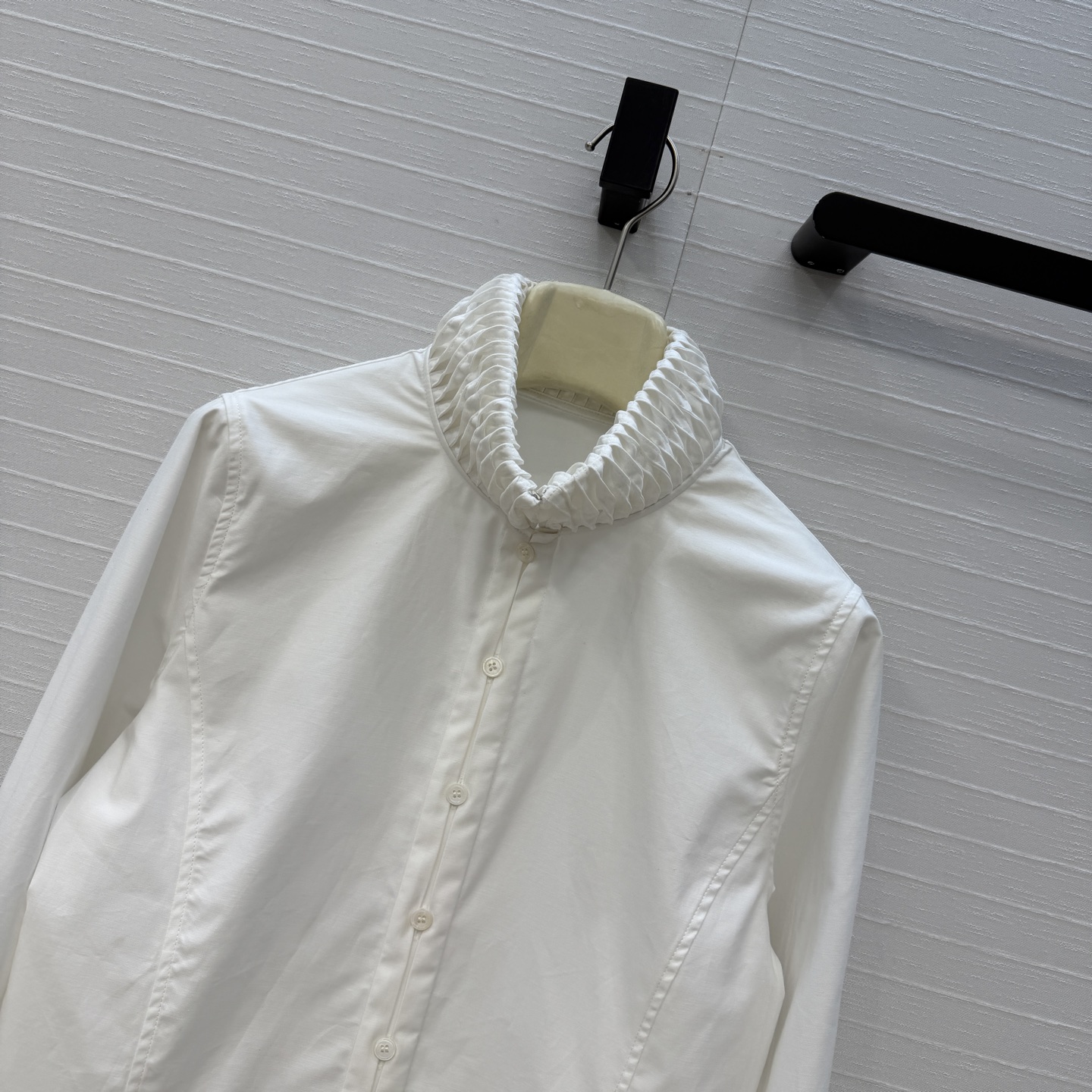 独家首发❤️Alai*26早春新品扭纹立领短裁衬衫，简奢宫廷风优雅上身美到没朋友！木耳边细节精致又优雅。