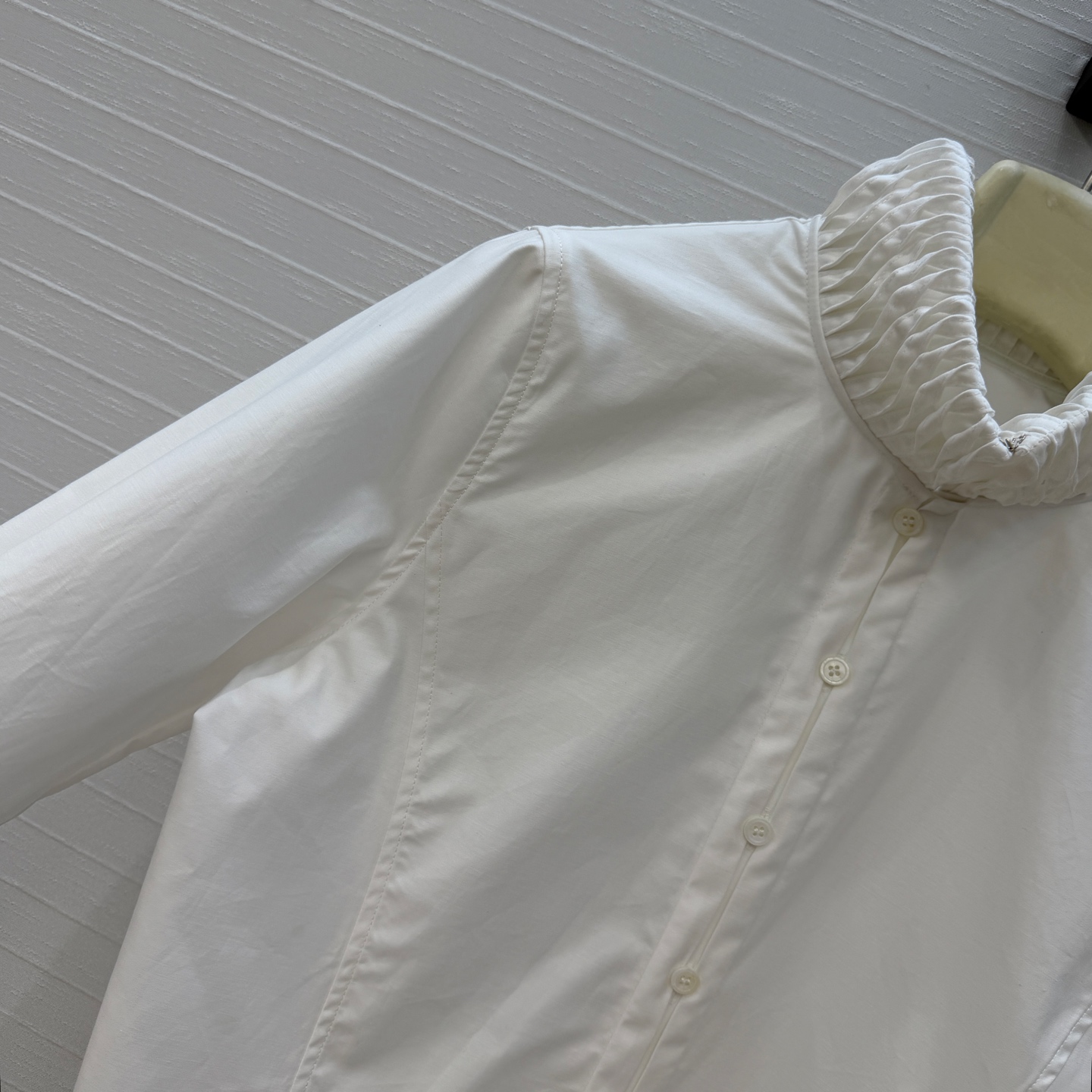 独家首发❤️Alai*26早春新品扭纹立领短裁衬衫，简奢宫廷风优雅上身美到没朋友！木耳边细节精致又优雅。