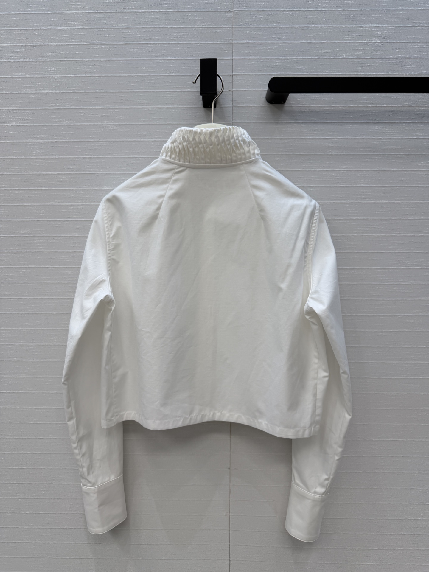 独家首发❤️Alai*26早春新品扭纹立领短裁衬衫，简奢宫廷风优雅上身美到没朋友！木耳边细节精致又优雅。