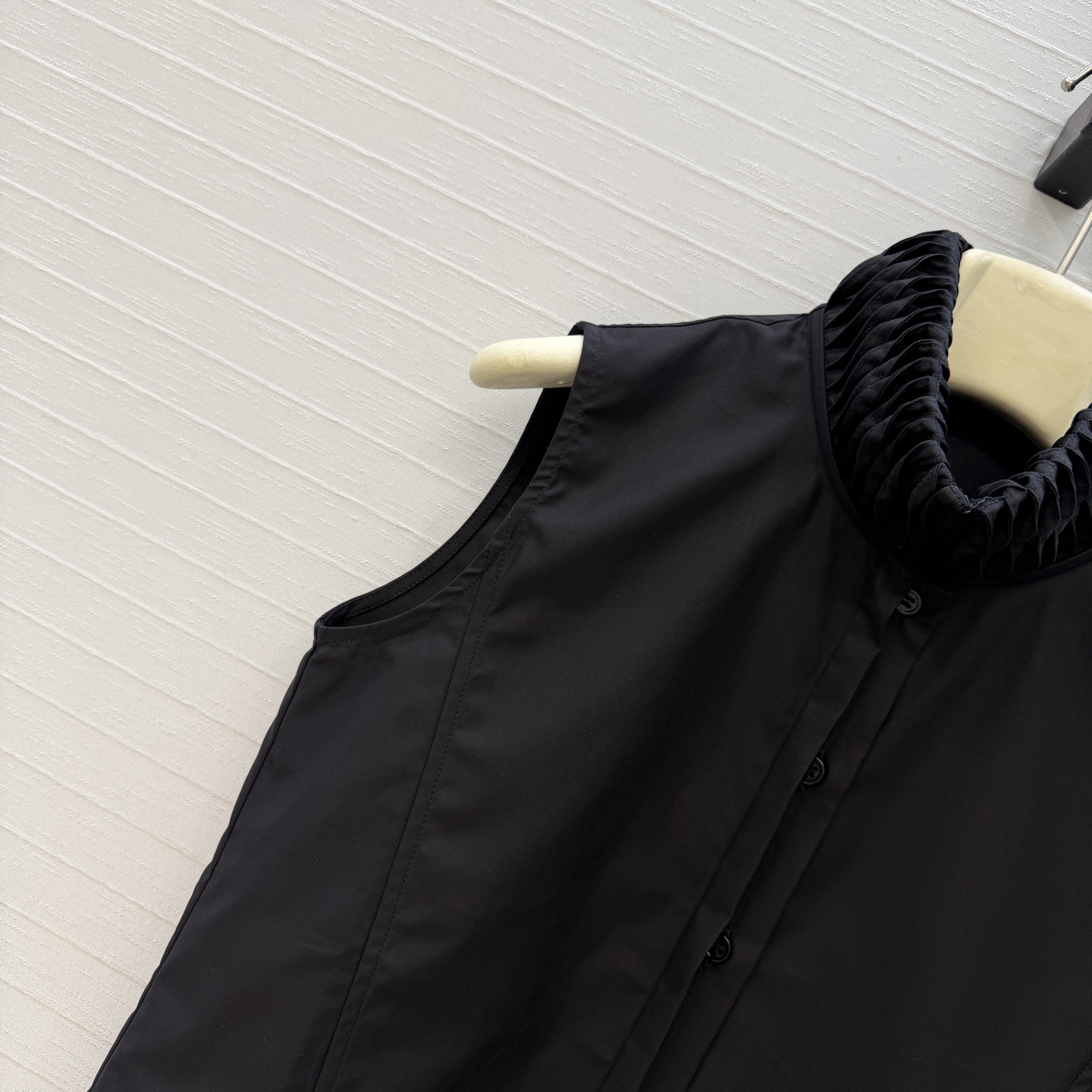 独家首发❤️Alai*26早春新品扭纹立领无袖衬衫，简奢宫廷风优雅上身美到没朋友！木耳边细节精致又优雅。