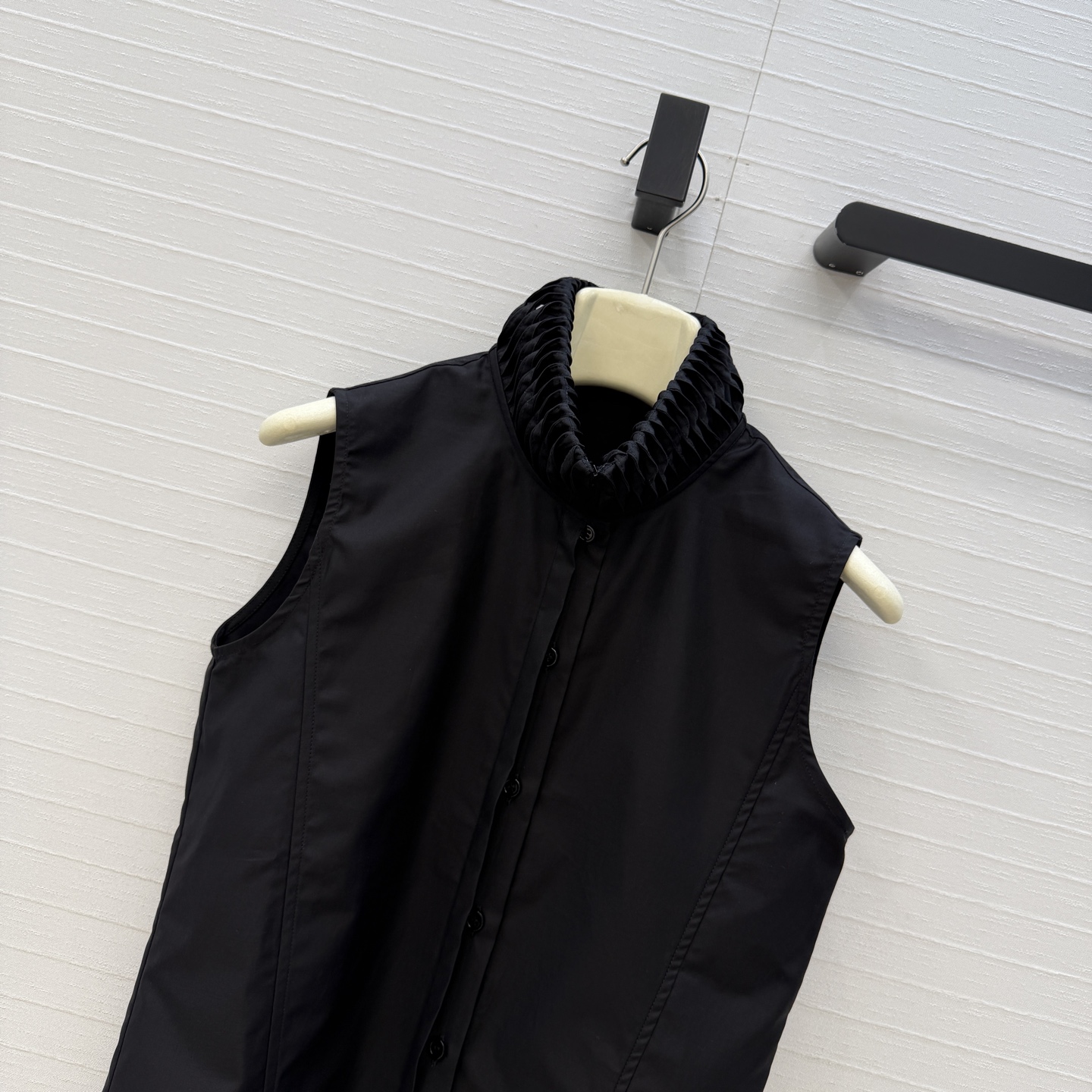 独家首发❤️Alai*26早春新品扭纹立领无袖衬衫，简奢宫廷风优雅上身美到没朋友！木耳边细节精致又优雅。