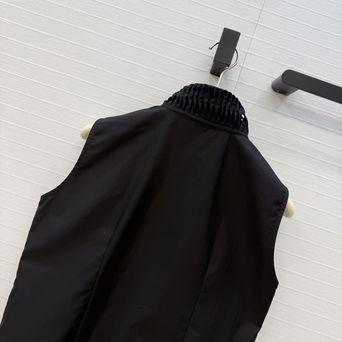 独家首发❤️Alai*26早春新品扭纹立领无袖衬衫，简奢宫廷风优雅上身美到没朋友！木耳边细节精致又优雅。