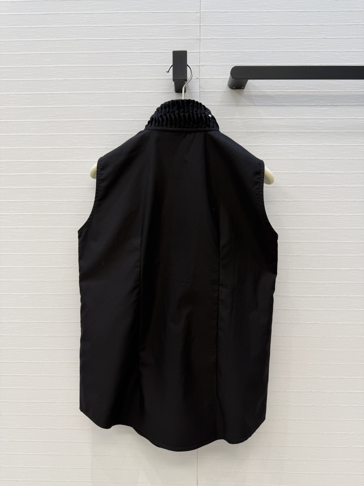 独家首发❤️Alai*26早春新品扭纹立领无袖衬衫，简奢宫廷风优雅上身美到没朋友！木耳边细节精致又优雅。