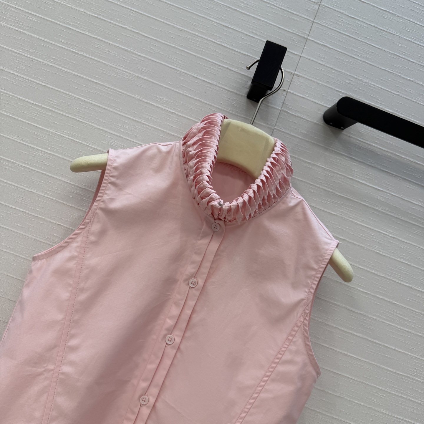 独家首发❤️Alai*26早春新品扭纹立领无袖衬衫，简奢宫廷风优雅上身美到没朋友！木耳边细节精致又优雅。