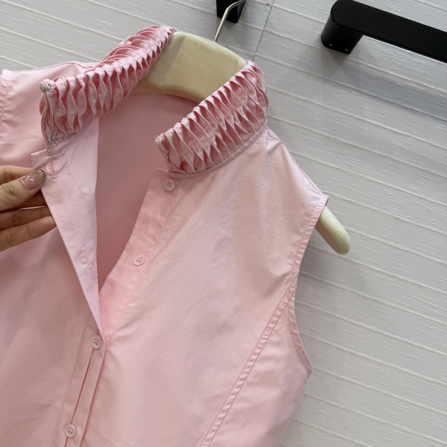 独家首发❤️Alai*26早春新品扭纹立领无袖衬衫，简奢宫廷风优雅上身美到没朋友！木耳边细节精致又优雅。