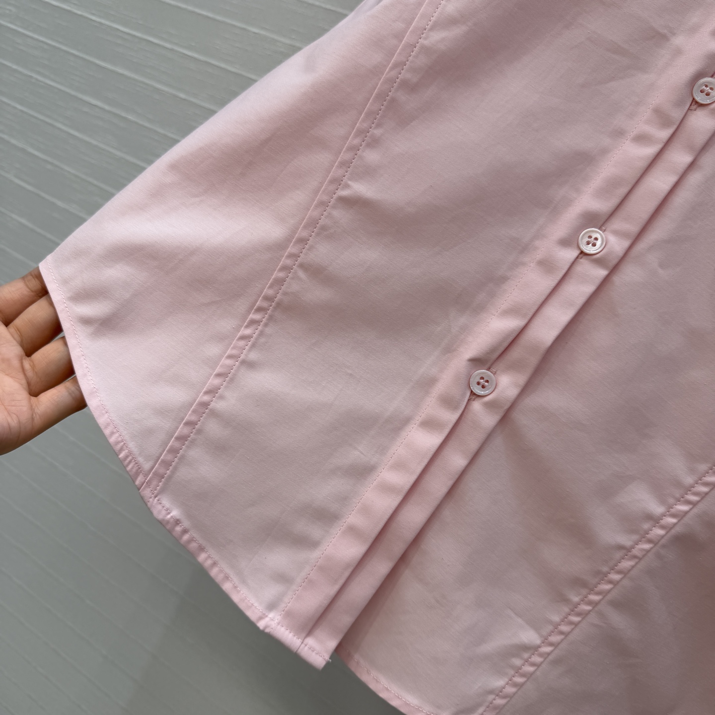 独家首发❤️Alai*26早春新品扭纹立领无袖衬衫，简奢宫廷风优雅上身美到没朋友！木耳边细节精致又优雅。