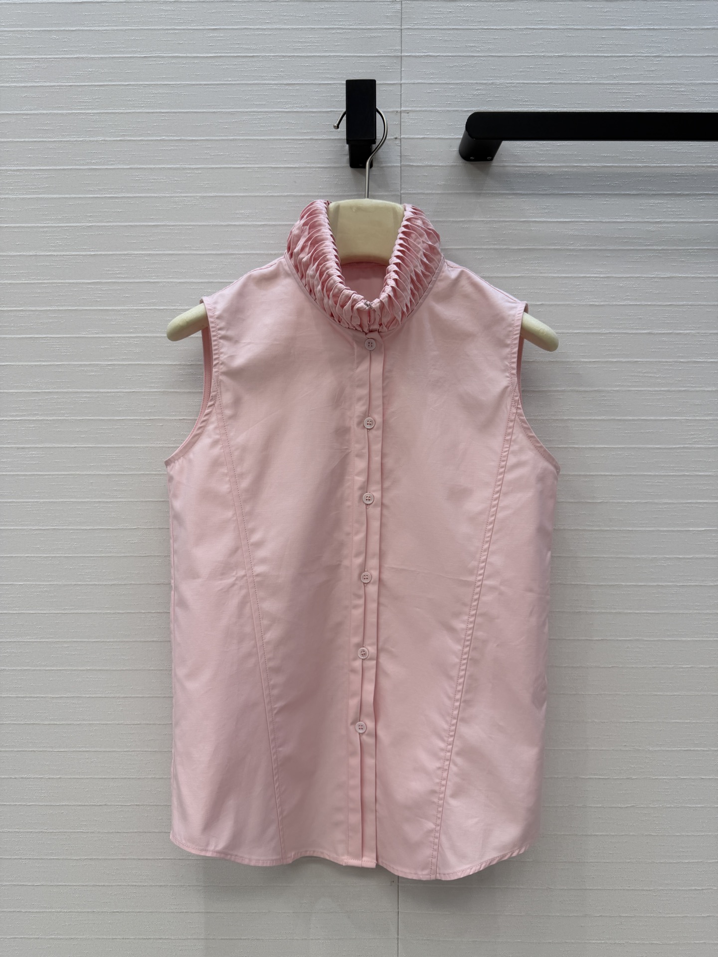 NO:723832,The exclusive first release of Alai*26 early spring new twisted stand collar sleeveless shirt, simple and luxurious palace style, elegant and beautiful upper body that has no friends!  The fungus details are exquisite and elegant. The slim-cut silhouette can easily create a French sense of luxury and sophistication. It is a must-have and versatile artifact for the wardrobe. The workmanship quality of imported cotton poplin fabric depends on the details. Three colors and three sizes are available in seconds!  Size S, bust 88, length 62., women's clothing, alaia, shirts,19860909独家首发Alai*26早春新品扭纹立领无袖衬衫,简奢宫廷风优雅上身美到没朋友！木耳边细节精致又优雅.修身剪裁版型轻松打造法式高级感和干练气质,是衣橱必备的百搭神器,进口棉府绸面料做工品质看细节,三色三码现货速度秒！S码,胸围88,衣长62.,女装,alaia,shirts,,Women's clothing