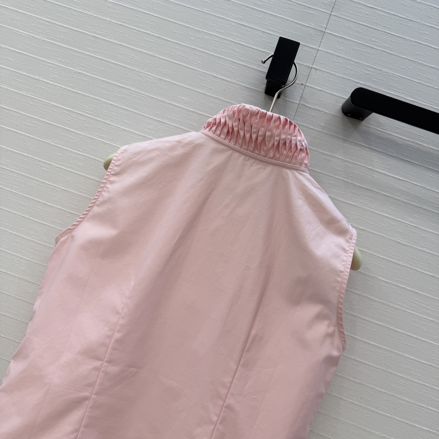 独家首发❤️Alai*26早春新品扭纹立领无袖衬衫，简奢宫廷风优雅上身美到没朋友！木耳边细节精致又优雅。