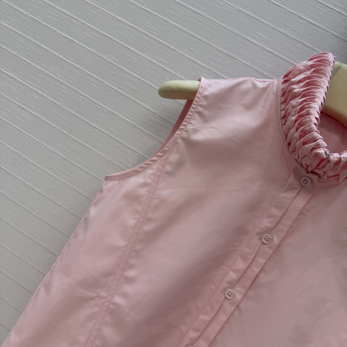 独家首发❤️Alai*26早春新品扭纹立领无袖衬衫，简奢宫廷风优雅上身美到没朋友！木耳边细节精致又优雅。